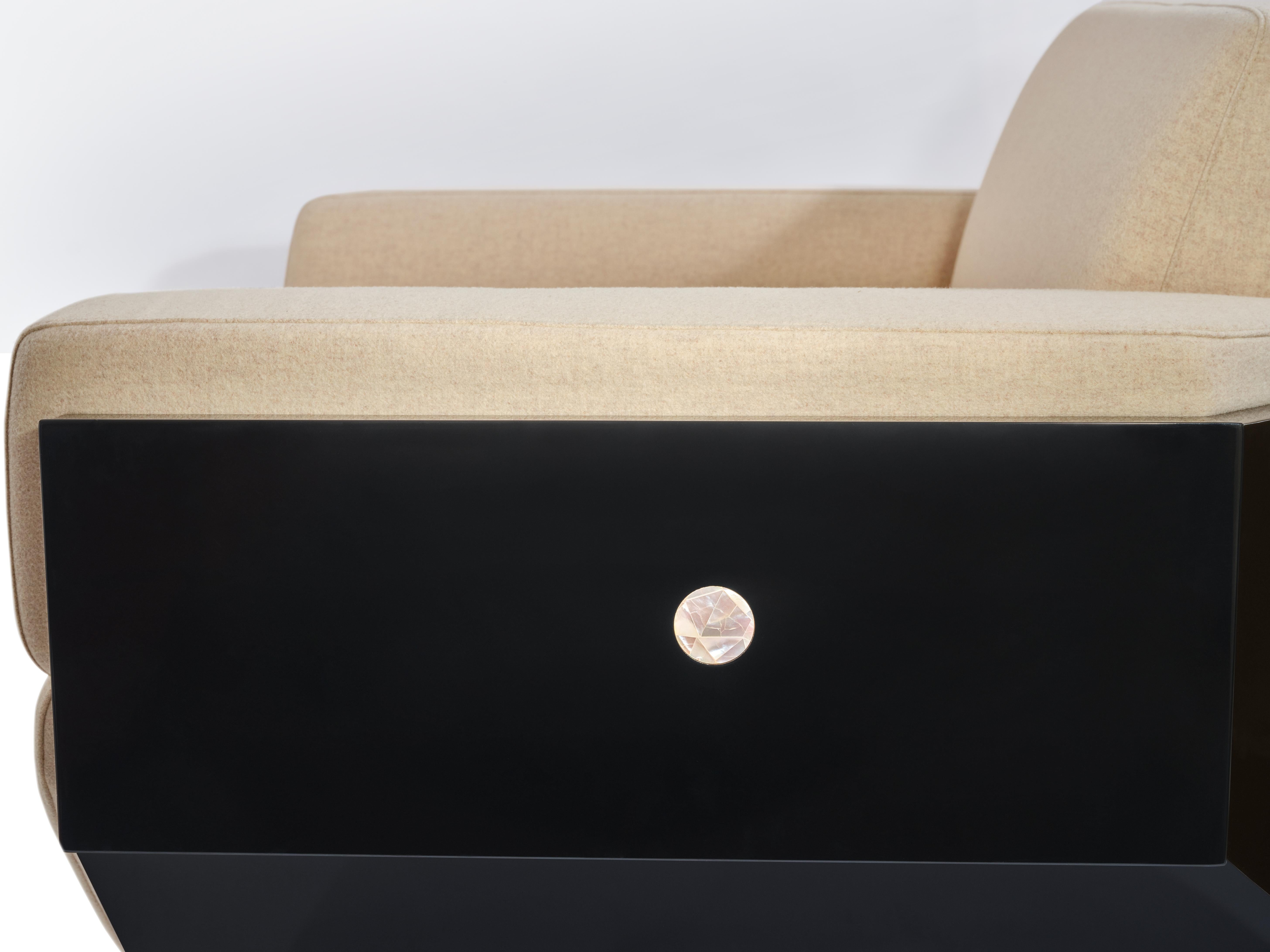 Sofá de una plaza Lunisolar de madera lacada, concha y lana by Artempo Moderno en venta