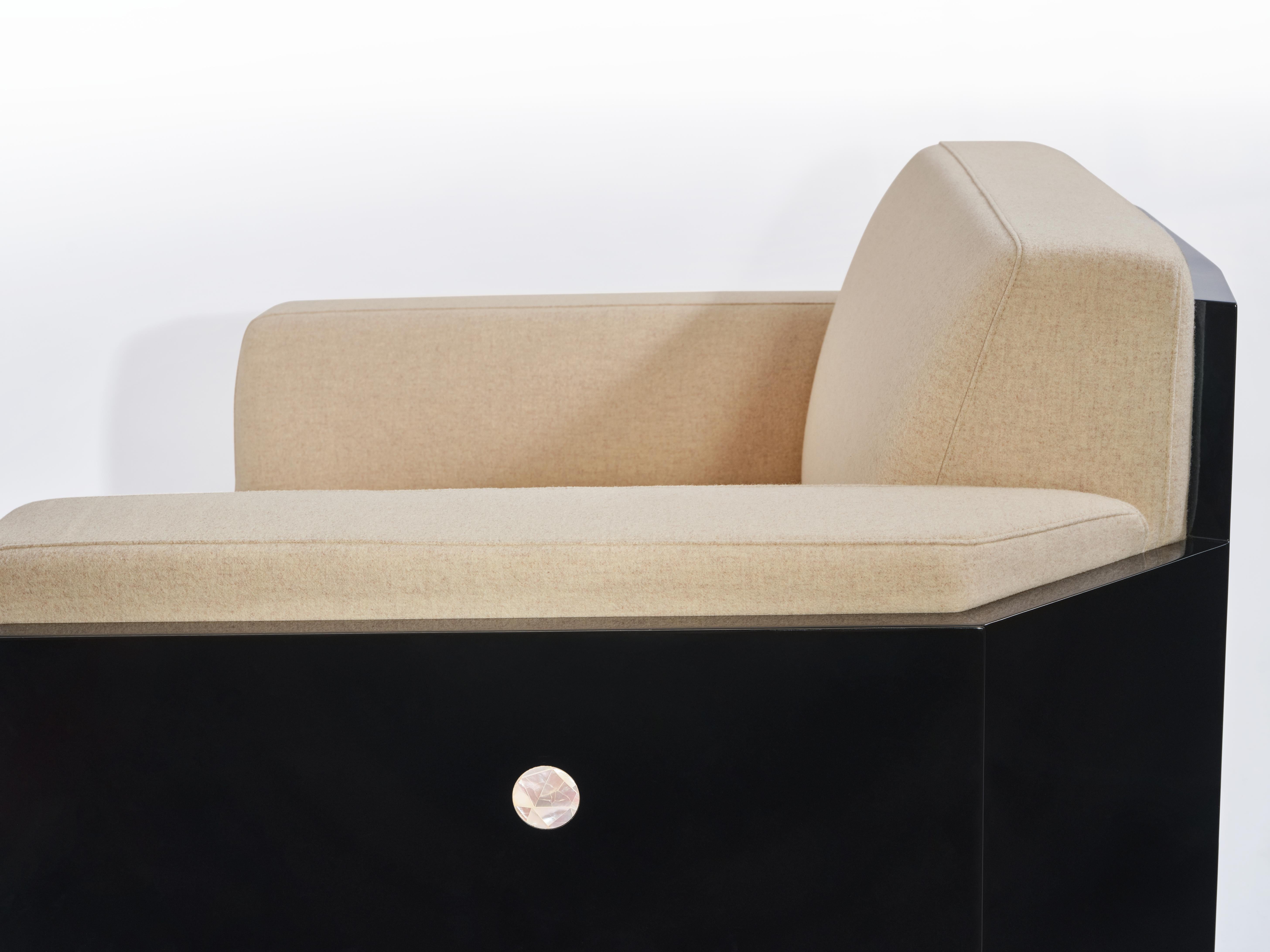 Sofá de una plaza Lunisolar de madera lacada, concha y lana by Artempo Chino en venta