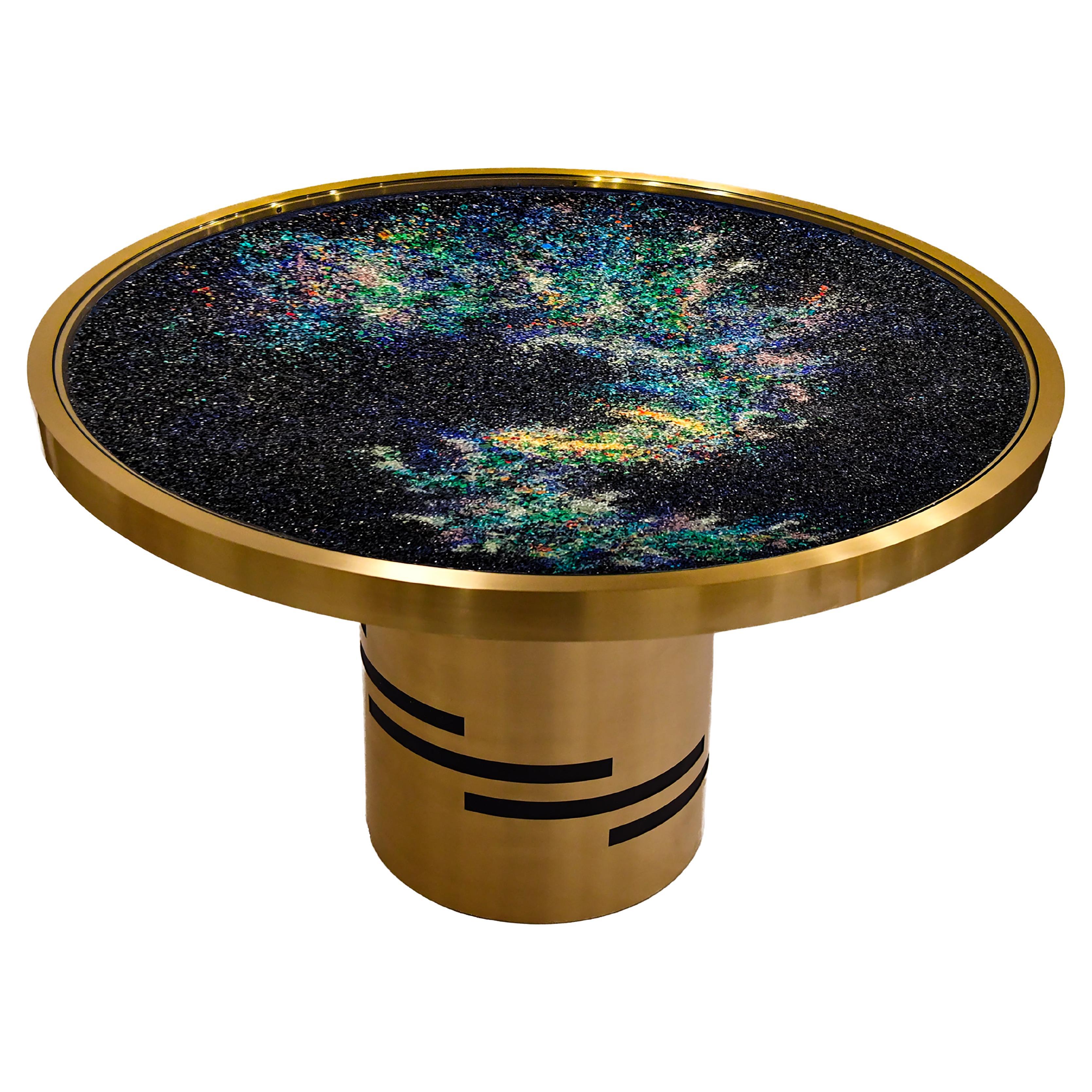 Mesa de centro "L'universo" con tapa de cristal y base de latón cepillado en venta