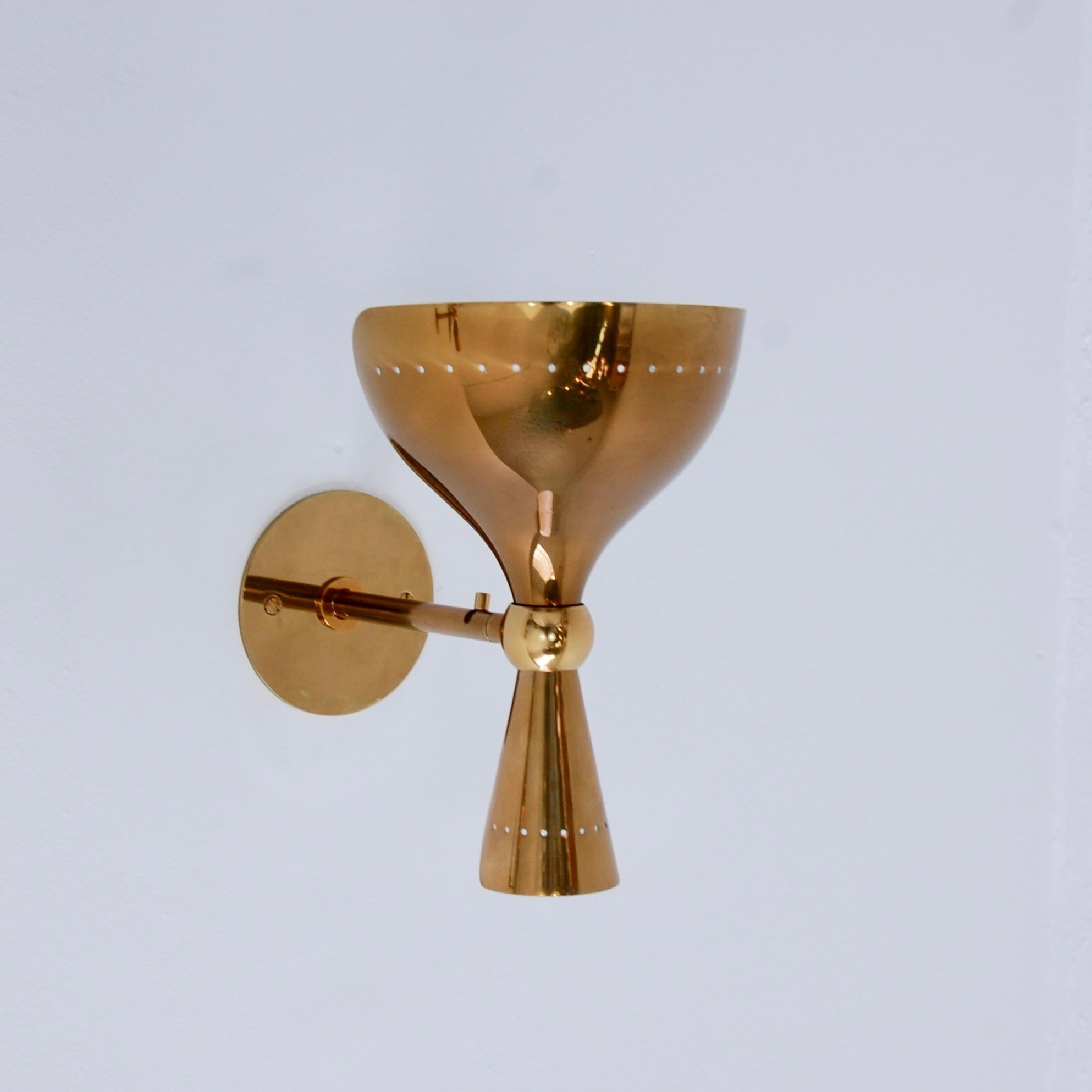 Aplique LUnnone perforado de Lumfardo Luminaires. Acabado de latón patinado. La lámpara puede montarse con la pantalla más grande hacia arriba o hacia abajo. (2) casquillos E12 con base de candelabro por candelabro. Potencia máxima de 60 vatios por