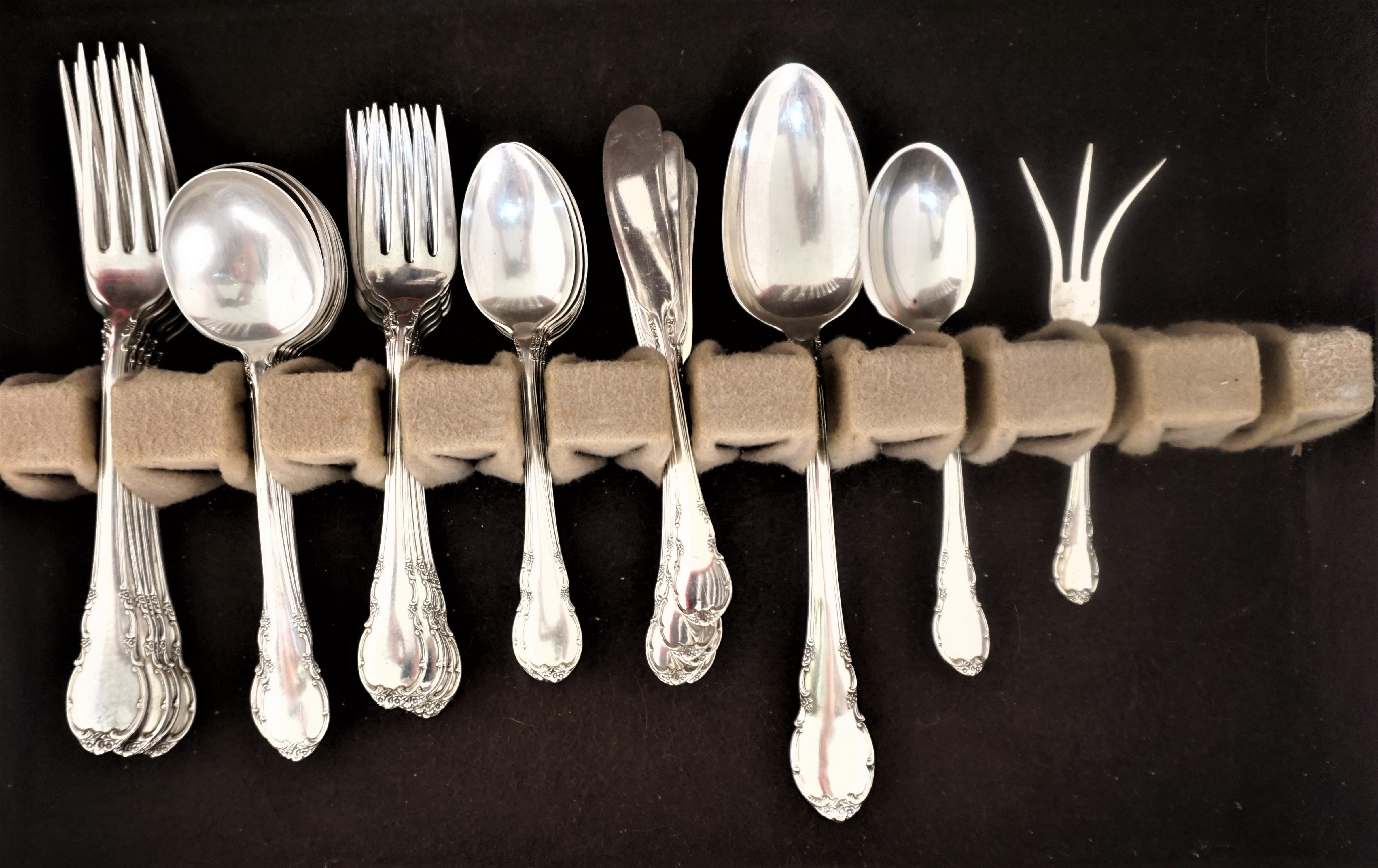 The modern Victorian pattern was designed in 1941 by Frederick William Koonz for Lunt 8 serving set
8 knives, 8 3/4