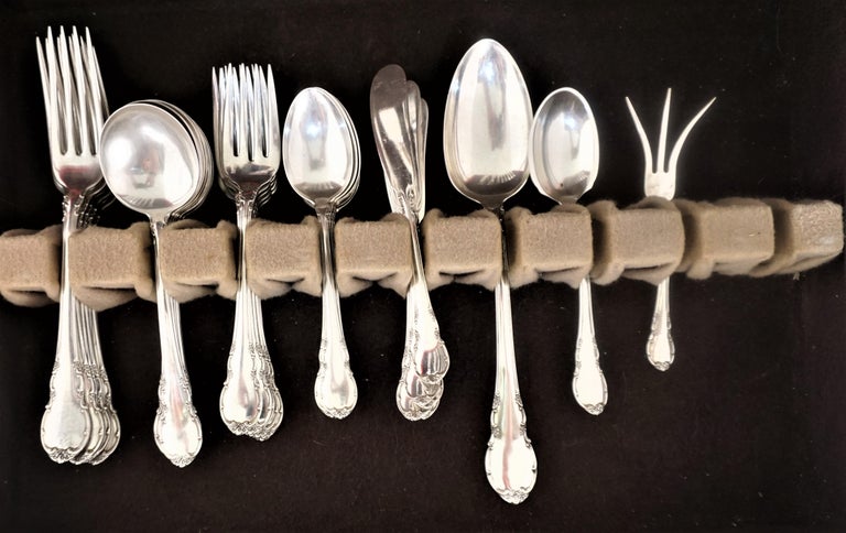The modern Victorian pattern was designed in 1941 by Frederick William Koonz for Lunt 8 serving set
8 knives, 8 3/4