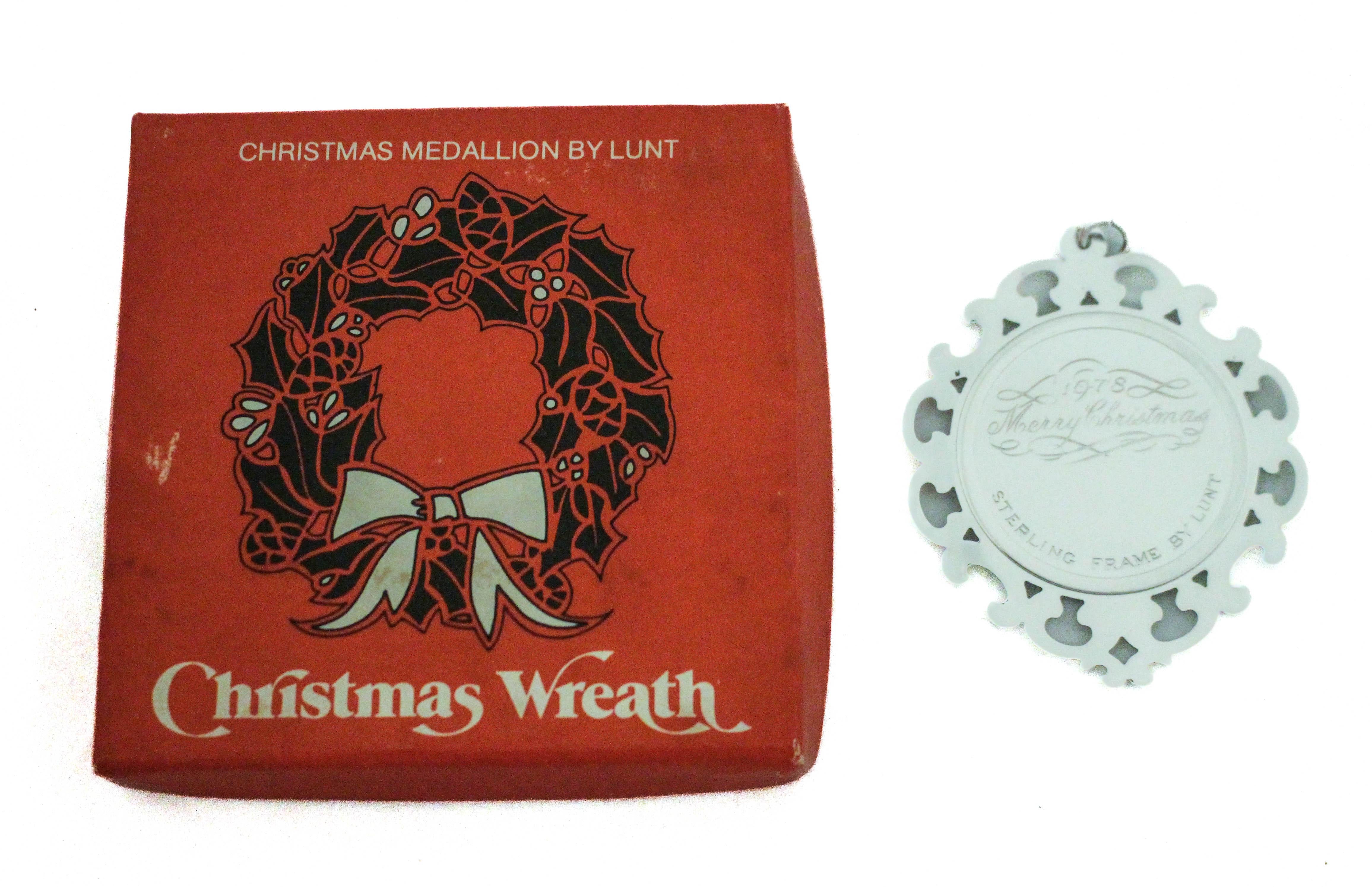 Questo incantevole ornamento natalizio, prodotto da Lunt Silvermiths nel 1978, mette in mostra l'eccezionale abilità dell'azienda nel combinare l'argento sterling pregiato con un ricco smalto applicato a mano. Lunt - uno dei produttori d'argento più