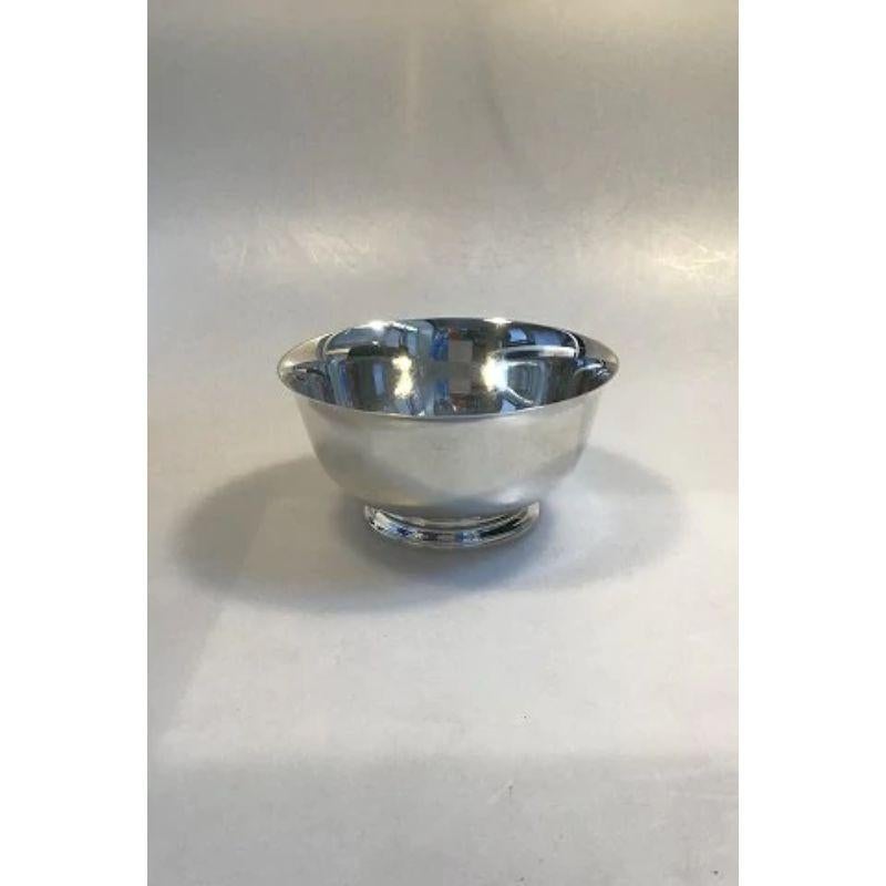 Lunt sterling silver bowl (Paul Revere R-6).

Measures 15.5 cm (6 in) Weight 286 gr/10.10 oz.