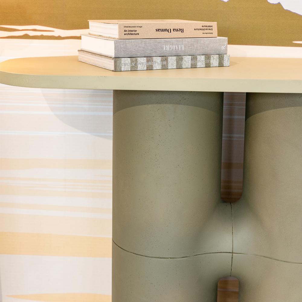 Moulded Mineral Natural White Console, 2 Pieds One of a Kind by MANUFACTURE XXI In condizioni Nuovo in vendita a Geneve, CH