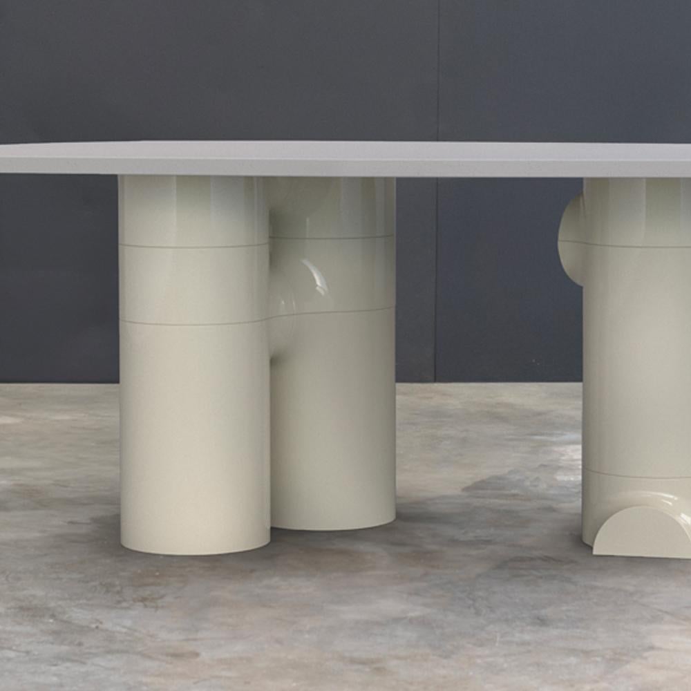 Postmoderno Tavolo Bianco Naturale Minerale Stampato, 3 Piedi Unico nel suo genere by MANUFACTURE XXI in vendita