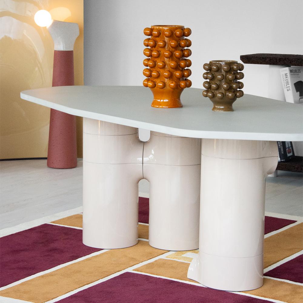 Francese Tavolo Bianco Naturale Minerale Stampato, 3 Piedi Unico nel suo genere by MANUFACTURE XXI in vendita