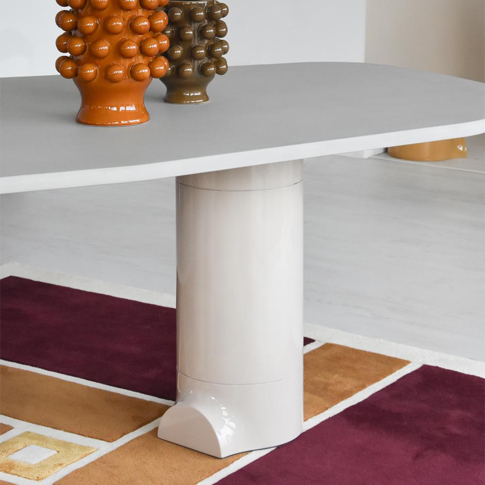 Tavolo Bianco Naturale Minerale Stampato, 3 Piedi Unico nel suo genere by MANUFACTURE XXI In condizioni Nuovo in vendita a Geneve, CH
