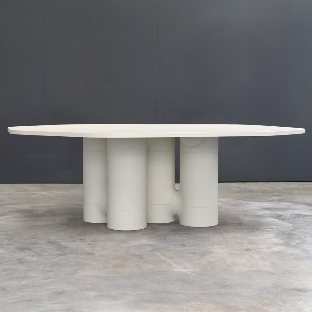 Postmoderne Table en Minéral Moulé Naturel Blanc, 4 Joint Pieds par MANUFACTURE XXI en vente