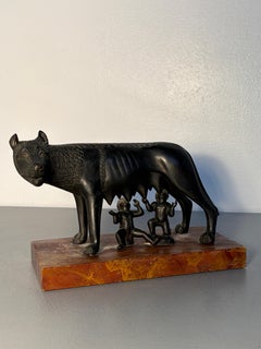 Loup capitolin en bronze bruni sur socle marbré