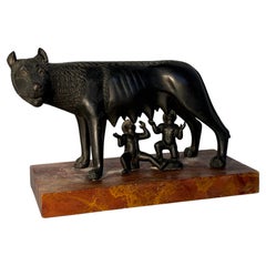 Loup capitolin en bronze bruni sur socle marbré