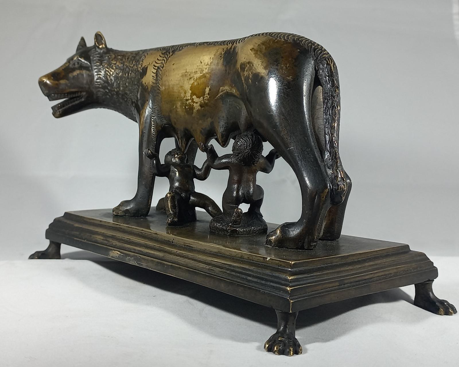 Loba capitolina, escultura de bronce cincelado con base de bronce y pies de león, siglo XIX, Grand Tour, medidas de la base al pie 22x12 cm, altura 14 cm.
Nuestra escultura es sin duda un recuerdo del Grand Tour, especie de peregrinaje laico,