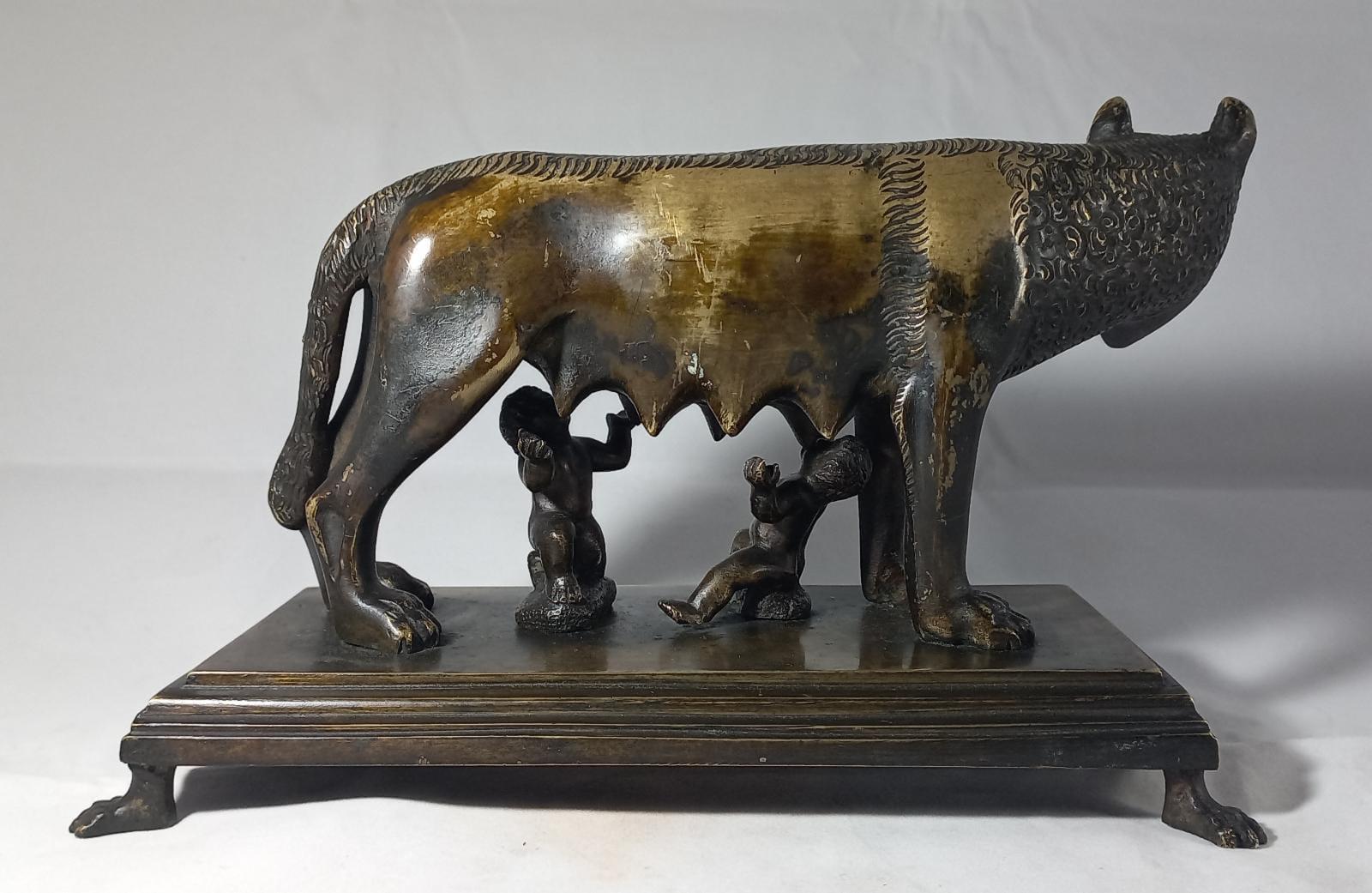 Loba capitolina, escultura de bronce cincelado Otro