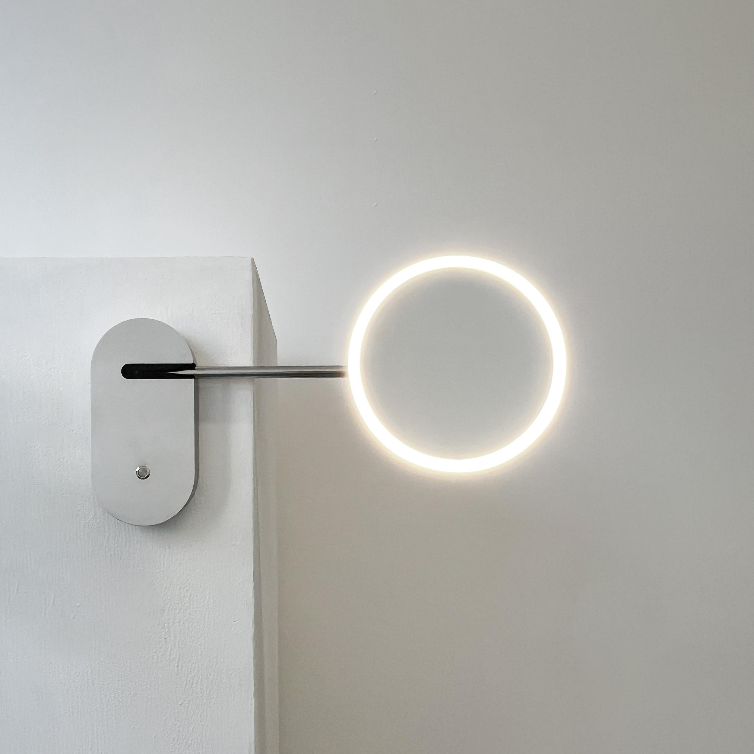 Lupa™ Wandvergrößerungsspiegel mit klappbarem Arm und einem modernen Rahmen aus poliertem Edelstahl. Entworfen und hergestellt in London, UK.

Der Lupa™ Mirror ist ein wunderschönes minimalistisches Design, das unser Ethos der Eleganz mit der