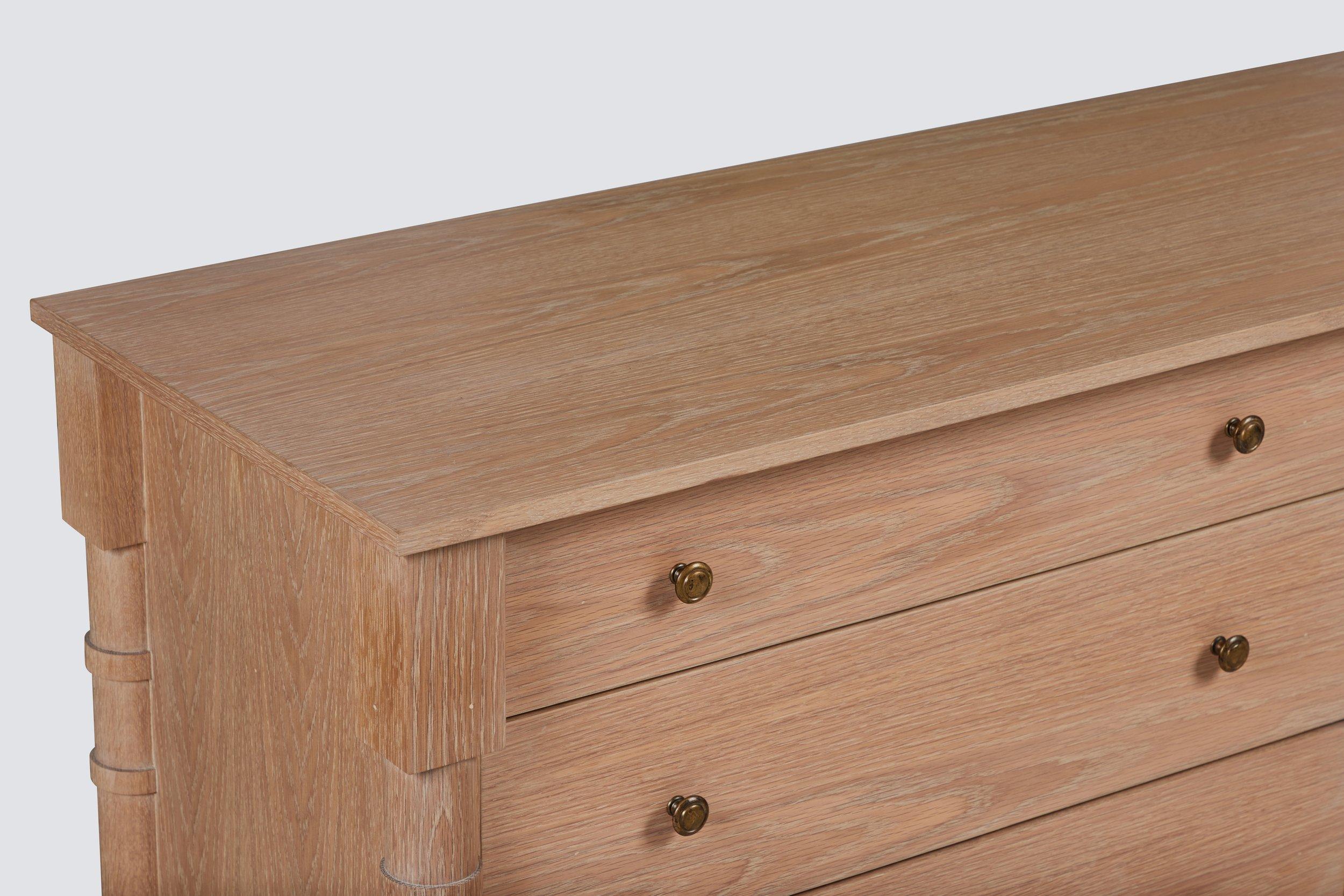 XXI secolo e contemporaneo Comò classico moderno Lupa con piedini a zampa di quercia intagliati in finitura Oak Light in vendita