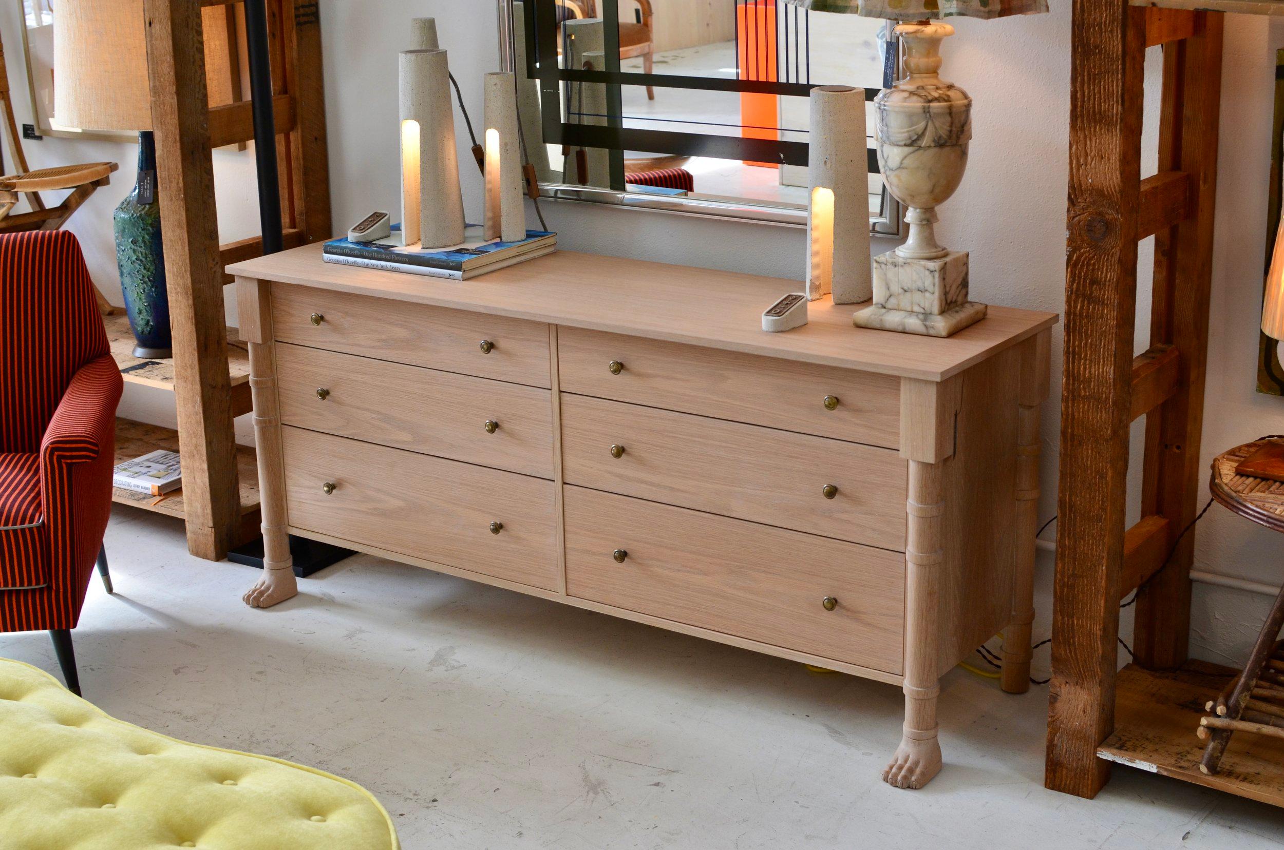 Comò classico moderno Lupa con piedini a zampa di quercia intagliati in finitura Oak Light in vendita 1