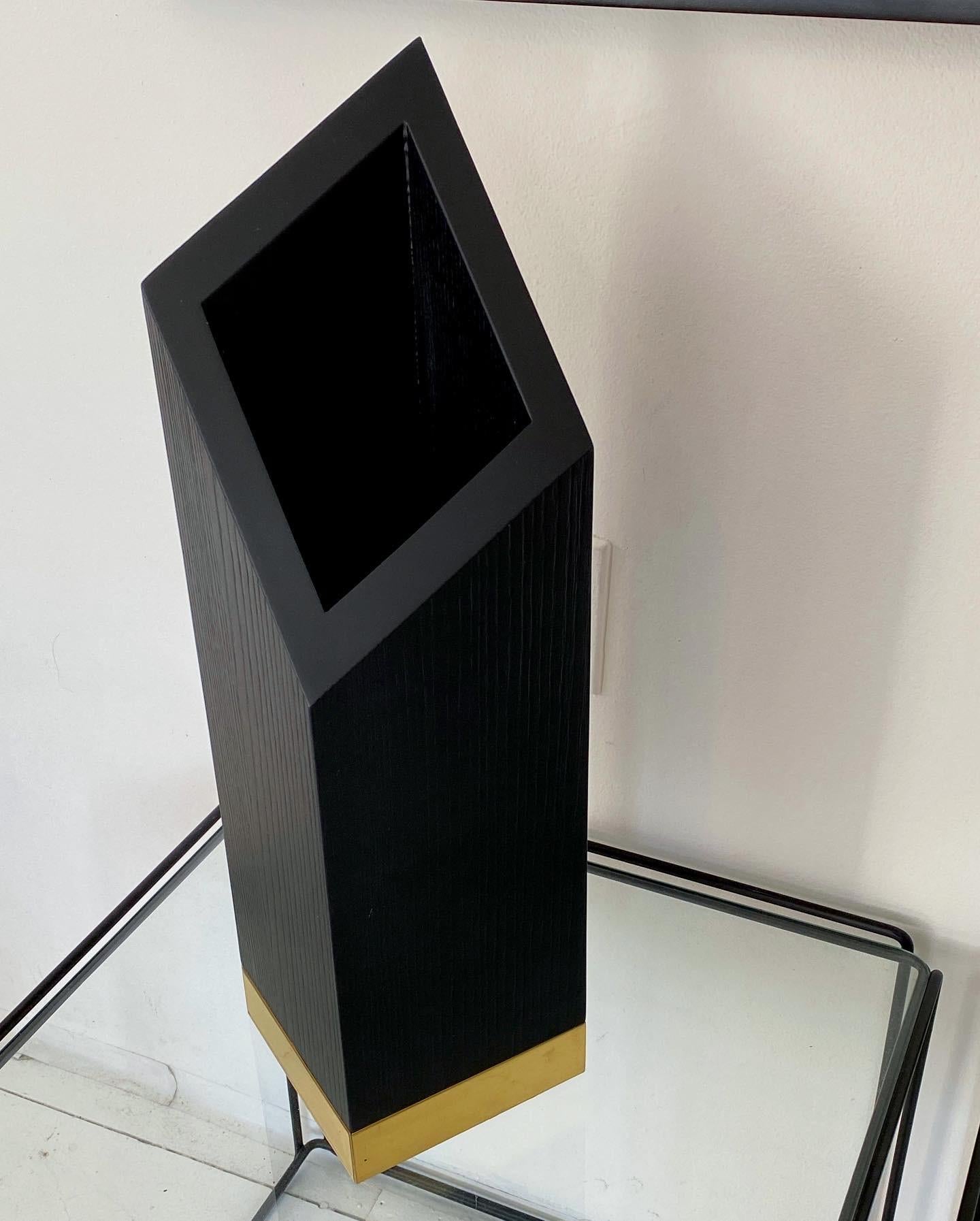 Lupo Horiokami Jarrón italiano Babel Wolf Fresno negro y latón Italiano en venta