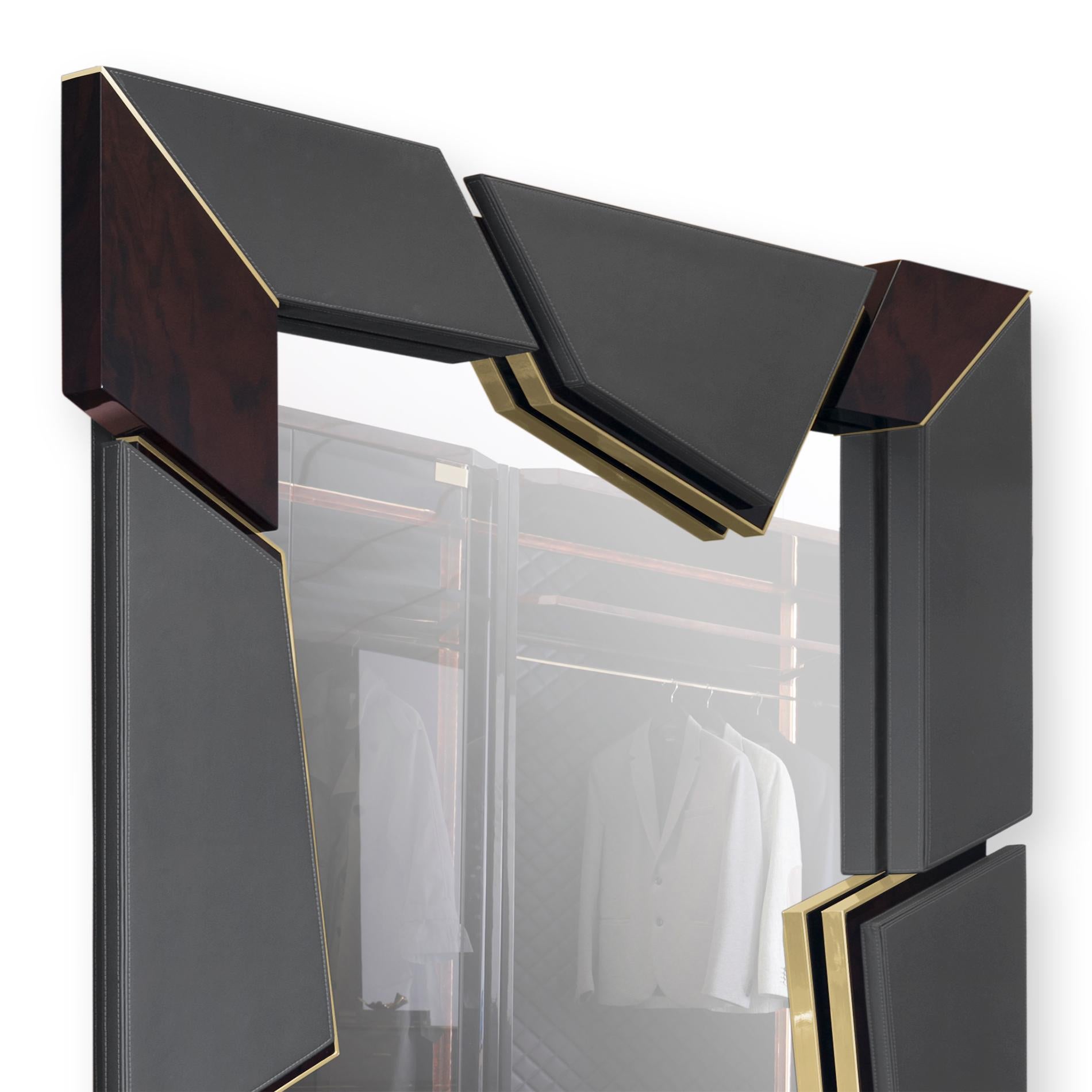 Lupus miroir avec structure de racines en noyer massif,
avec miroir en verre et cadre en laiton massif poli.
Structure du cadre rembourrée et recouverte de
cuir gris véritable.