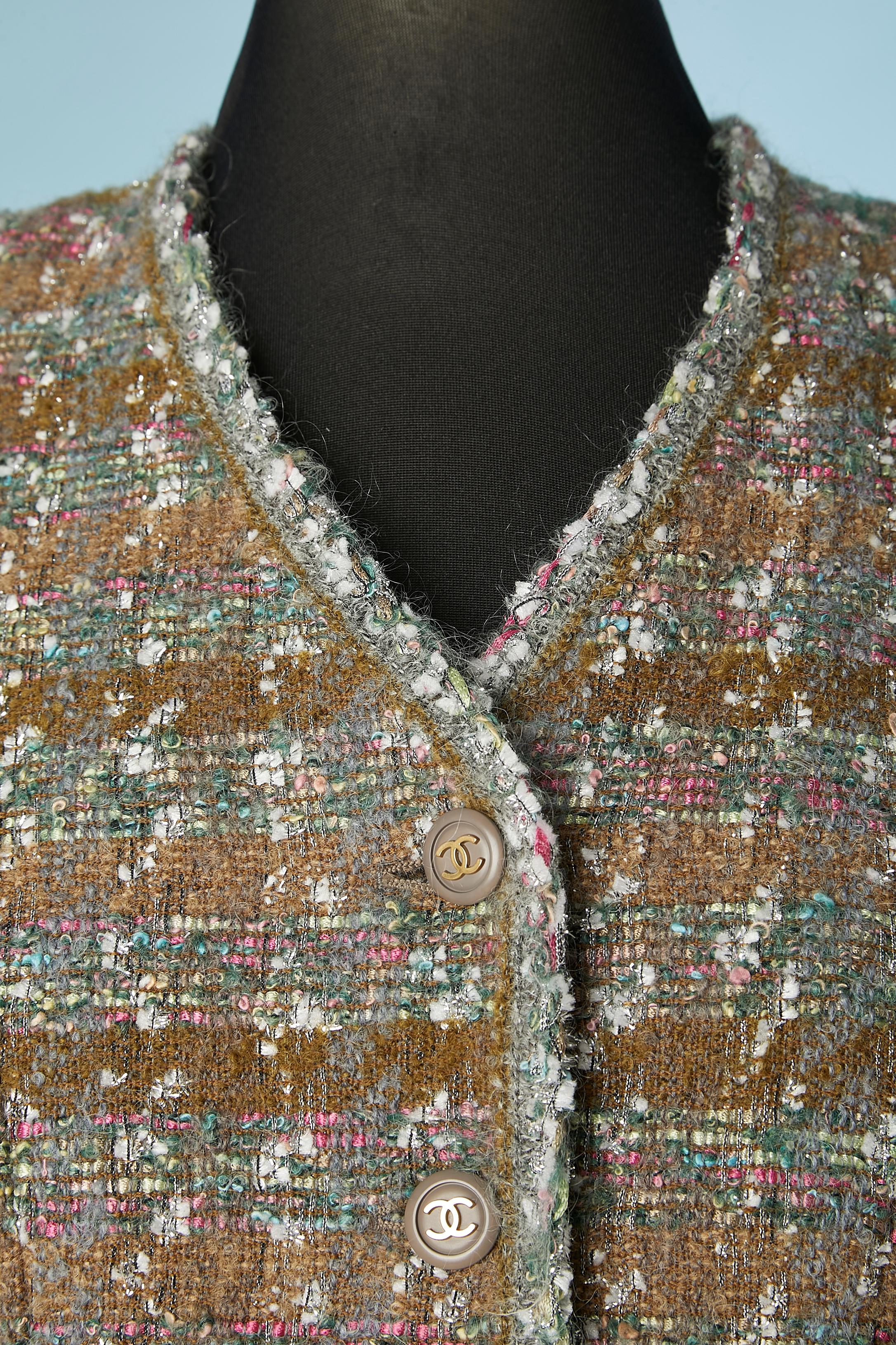 Lurex and tweed single-breasted jacket. Shoulder pads. Chain inside in the bottom edge. Silk branded lining. Branded buttons.
SIZE 40 (M) 