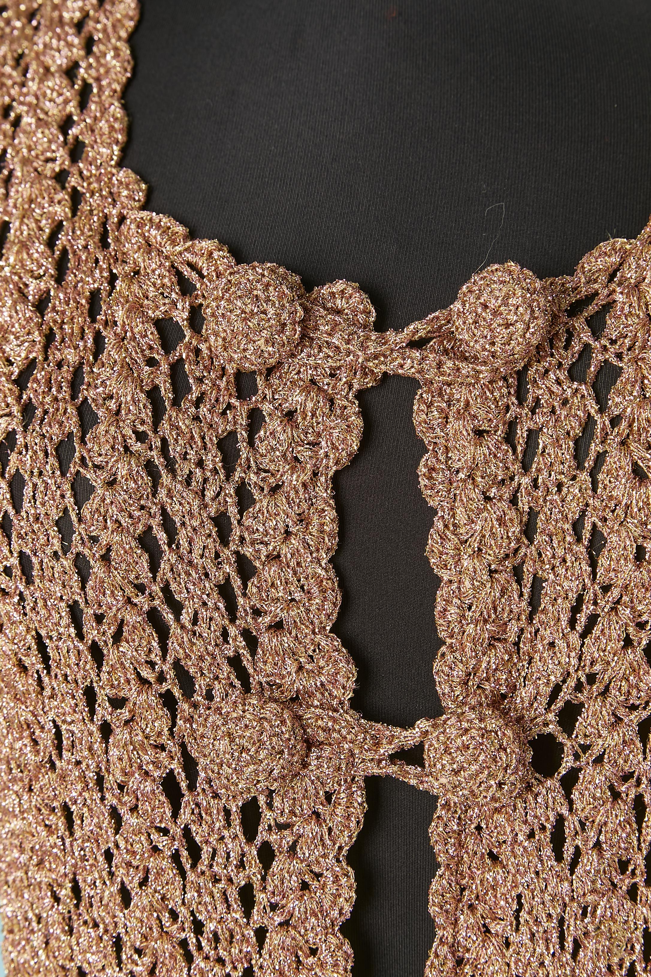 Abrigo largo de punto de crochet de lúrex con botón de lúrex Circa 1970's Marrón en venta