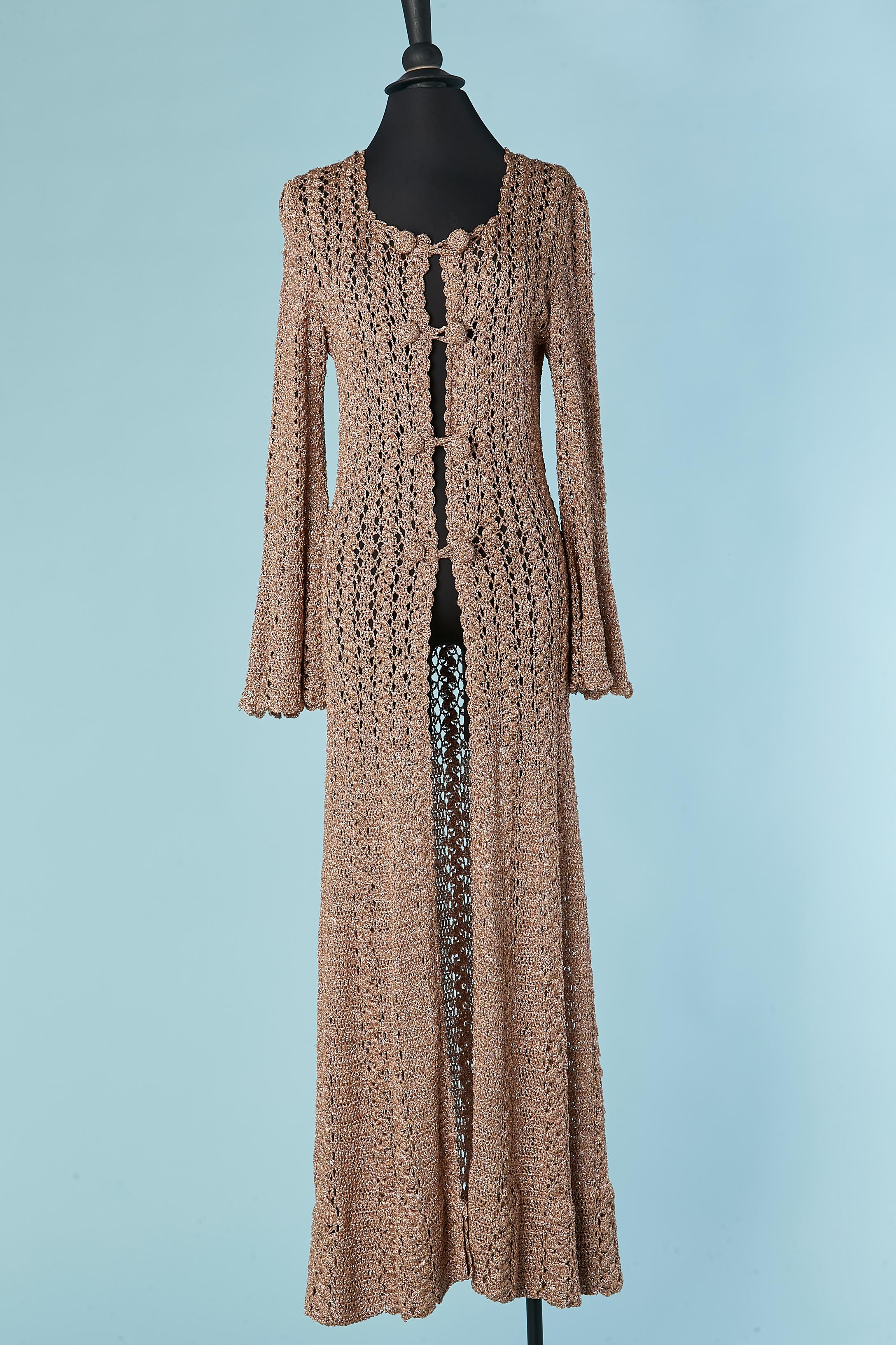 De las mujeres Abrigo largo de punto de crochet de lúrex con botón de lúrex Circa 1970's en venta