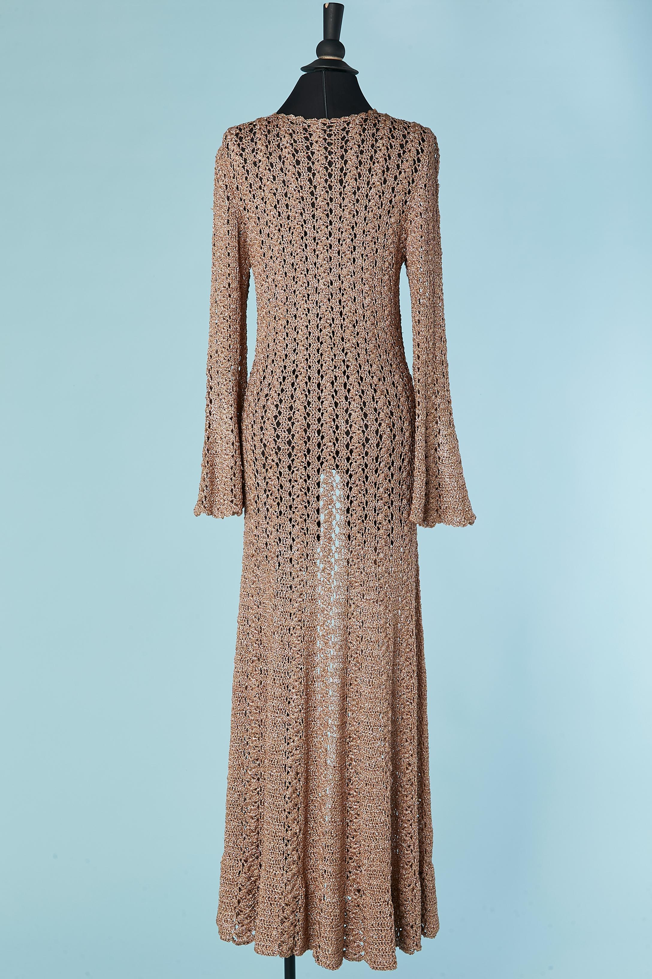 Abrigo largo de punto de crochet de lúrex con botón de lúrex Circa 1970's en venta 3