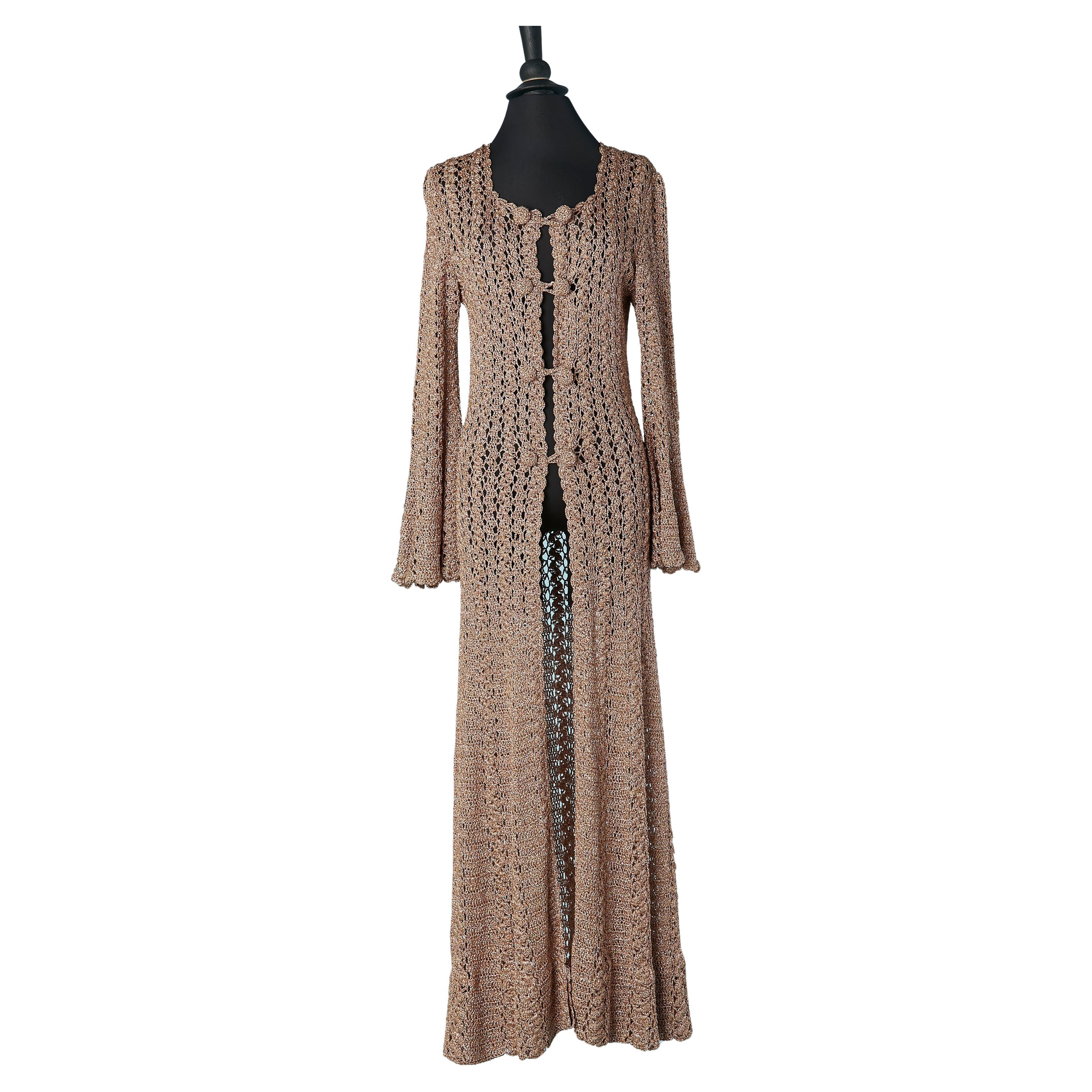 Abrigo largo de punto de crochet de lúrex con botón de lúrex Circa 1970's en venta