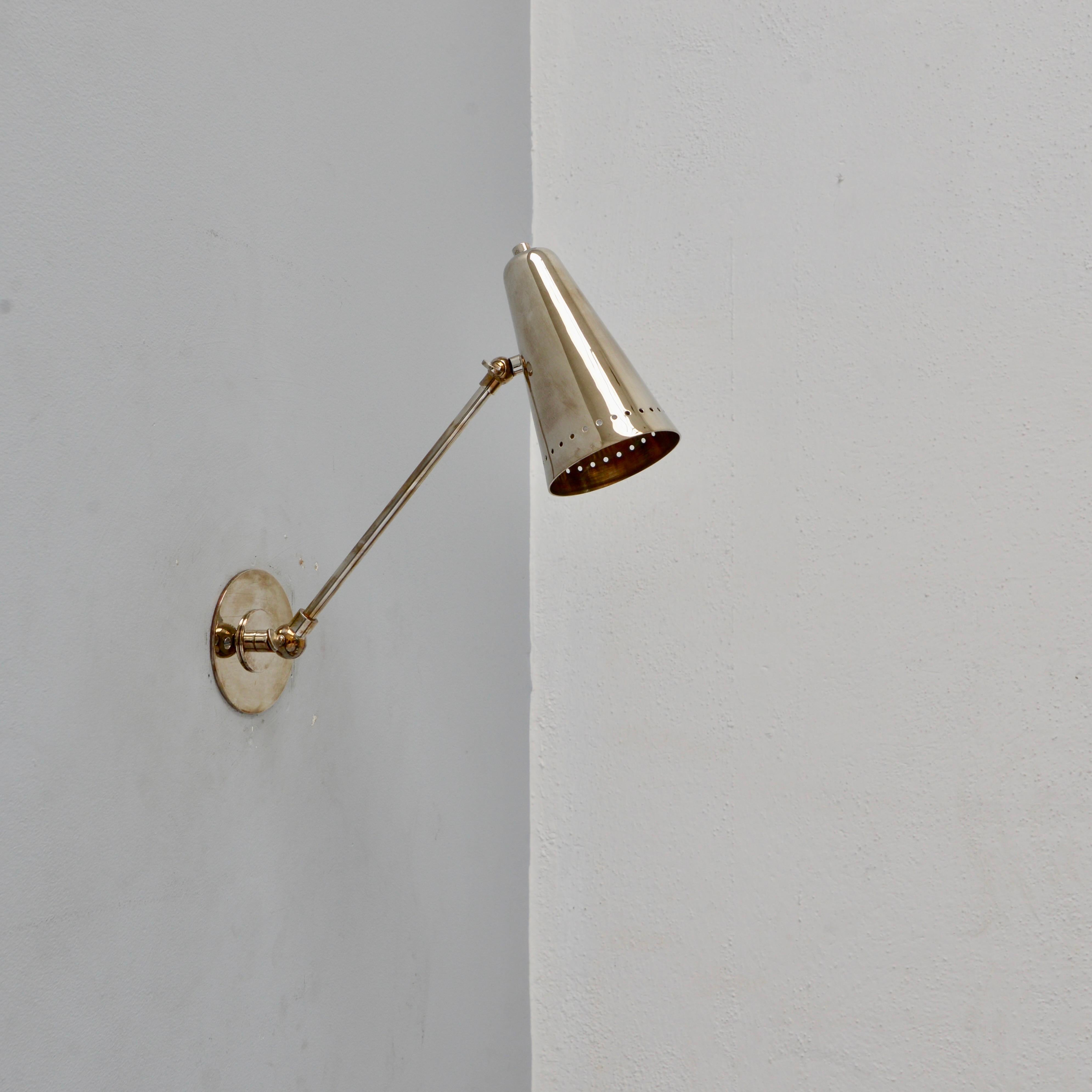 Parte de nuestra colección contemporánea Lumfardo Luminaires, esta Lámpara LUrman AS es una lámpara de lectura regulable en acabado de latón plateado envejecido. Toma única con base E12. Potencia máxima de 75 vatios por aplique. La placa trasera de