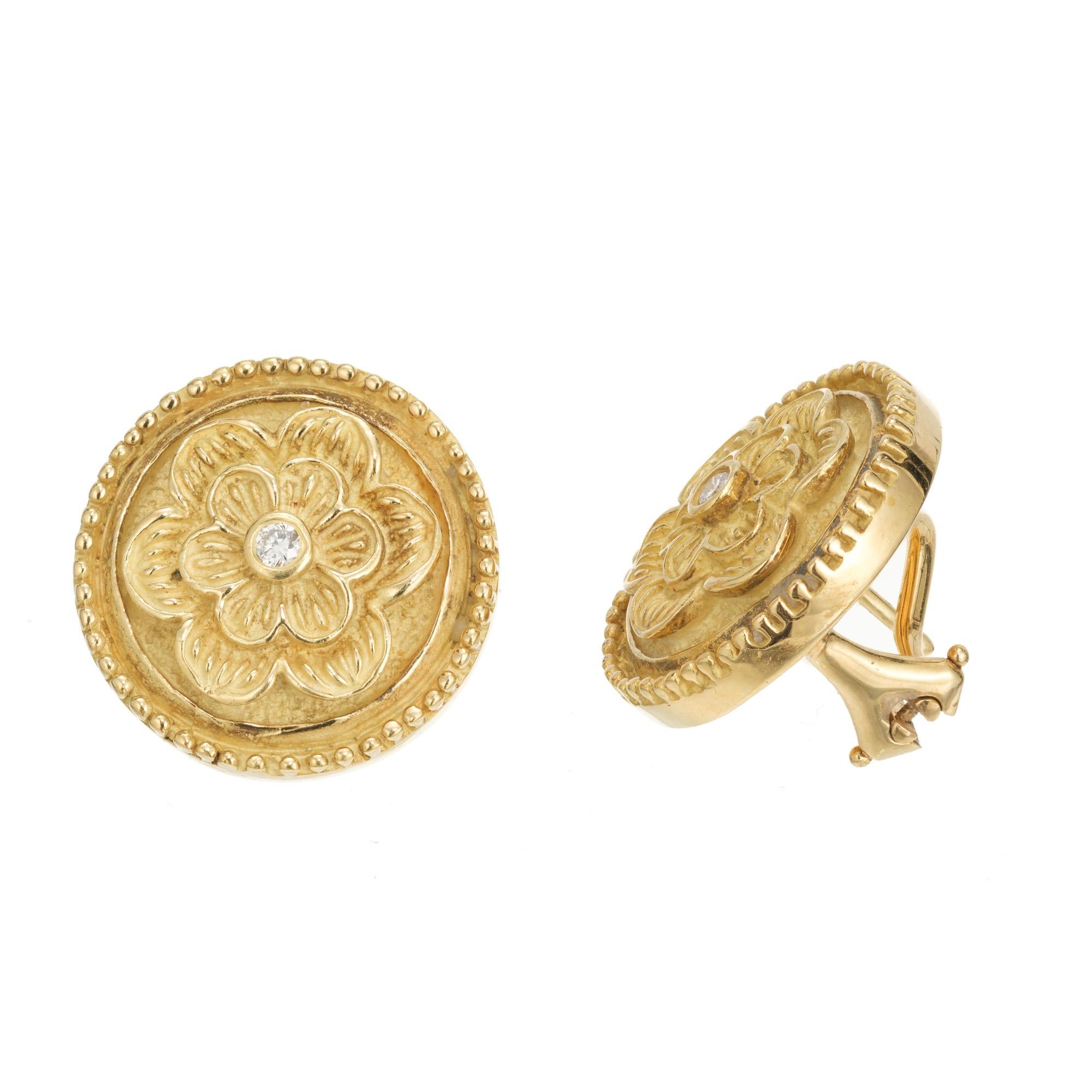 Diamant-Ohrringe aus Grüngold mit Blume-Knopfleiste von Loro (Rundschliff) im Angebot
