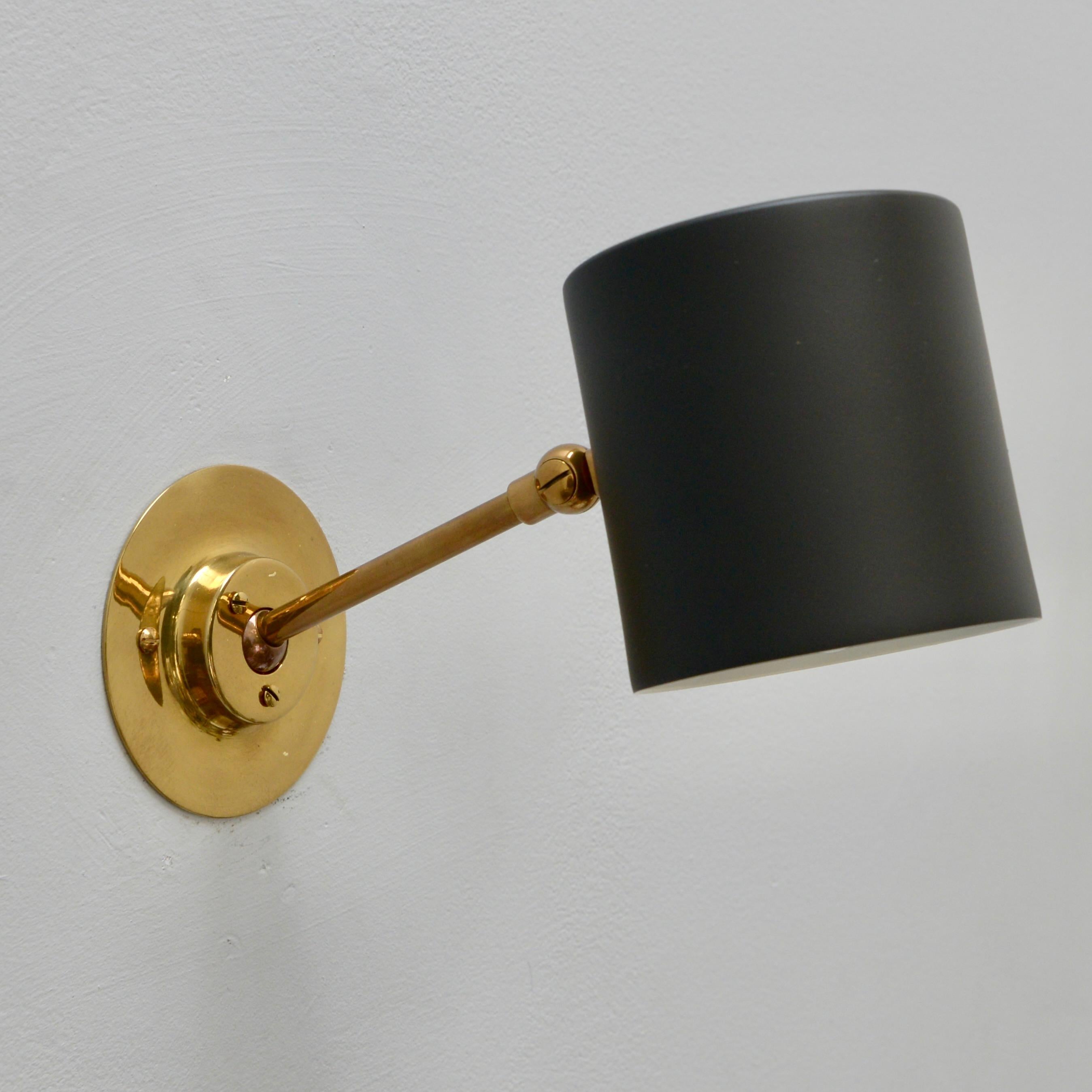 The LUSB Cylinder Sconce by Lumfardo Luminaires is a French inspired wall sconce in brass and painted aluminum. The brass in finished in a lightly aged lacquered brass finish. This sconce has a fully articulating ball and socket joint at the back