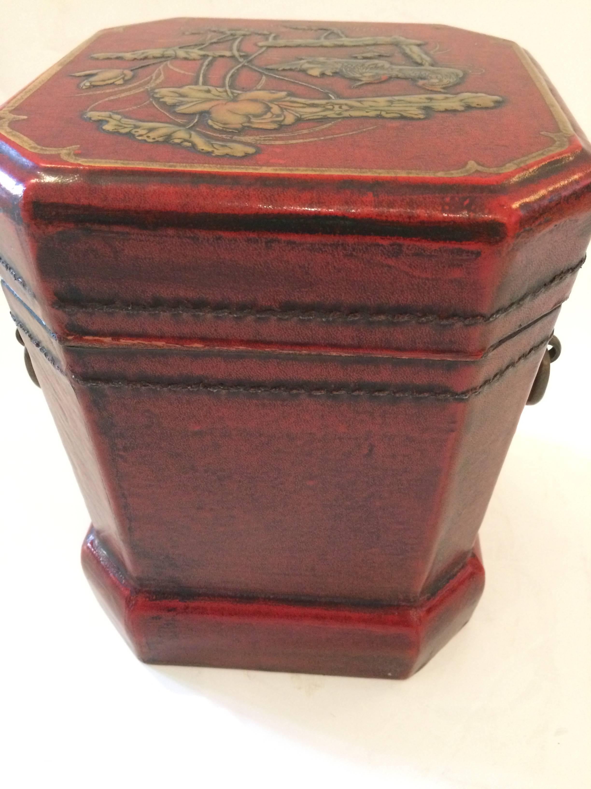 Handbemalte Chinoiserie-Schachtel aus edlem Leder mit Prägung im Zustand „Hervorragend“ im Angebot in Hopewell, NJ