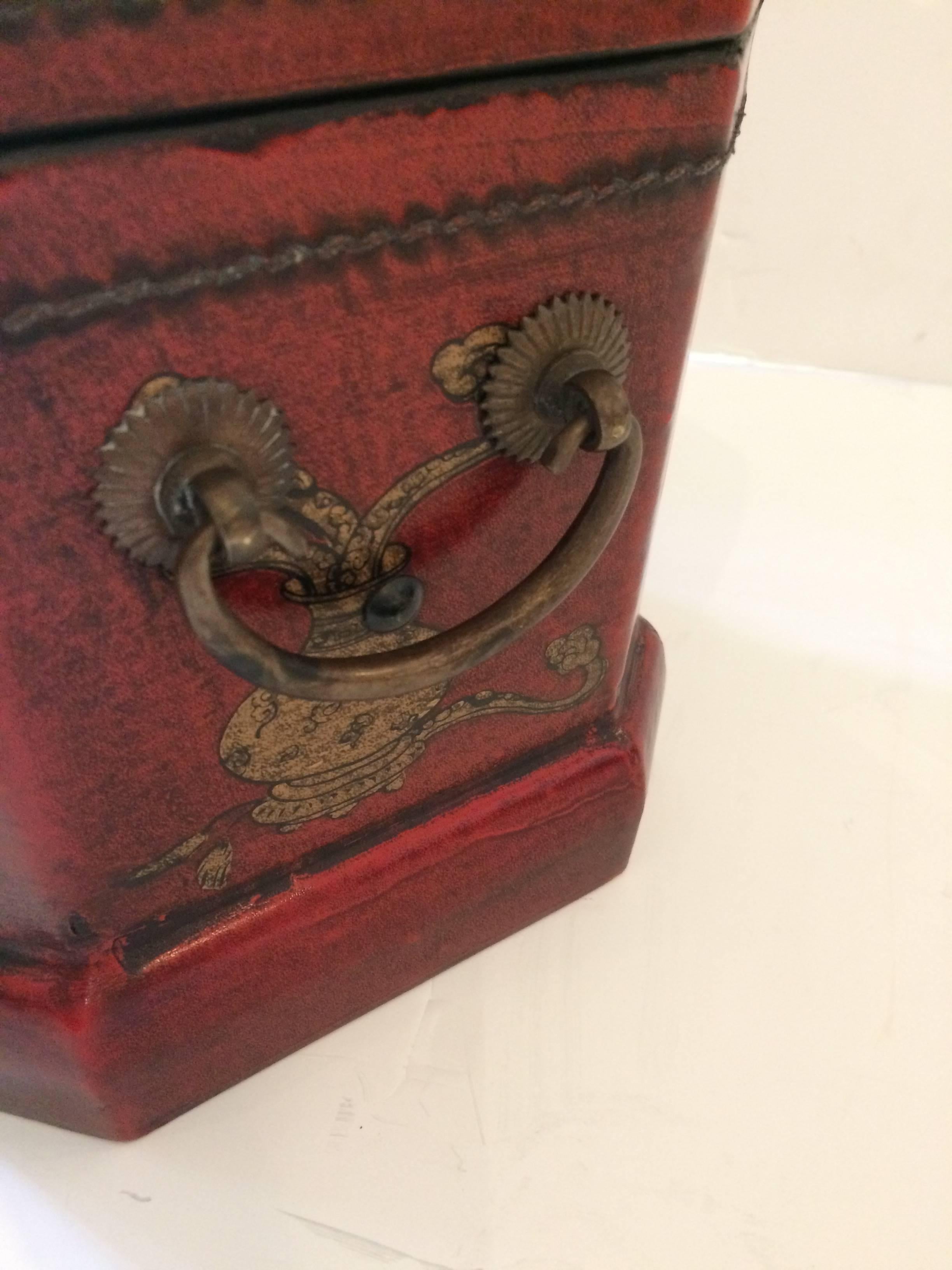 Handbemalte Chinoiserie-Schachtel aus edlem Leder mit Prägung (Mitte des 20. Jahrhunderts) im Angebot