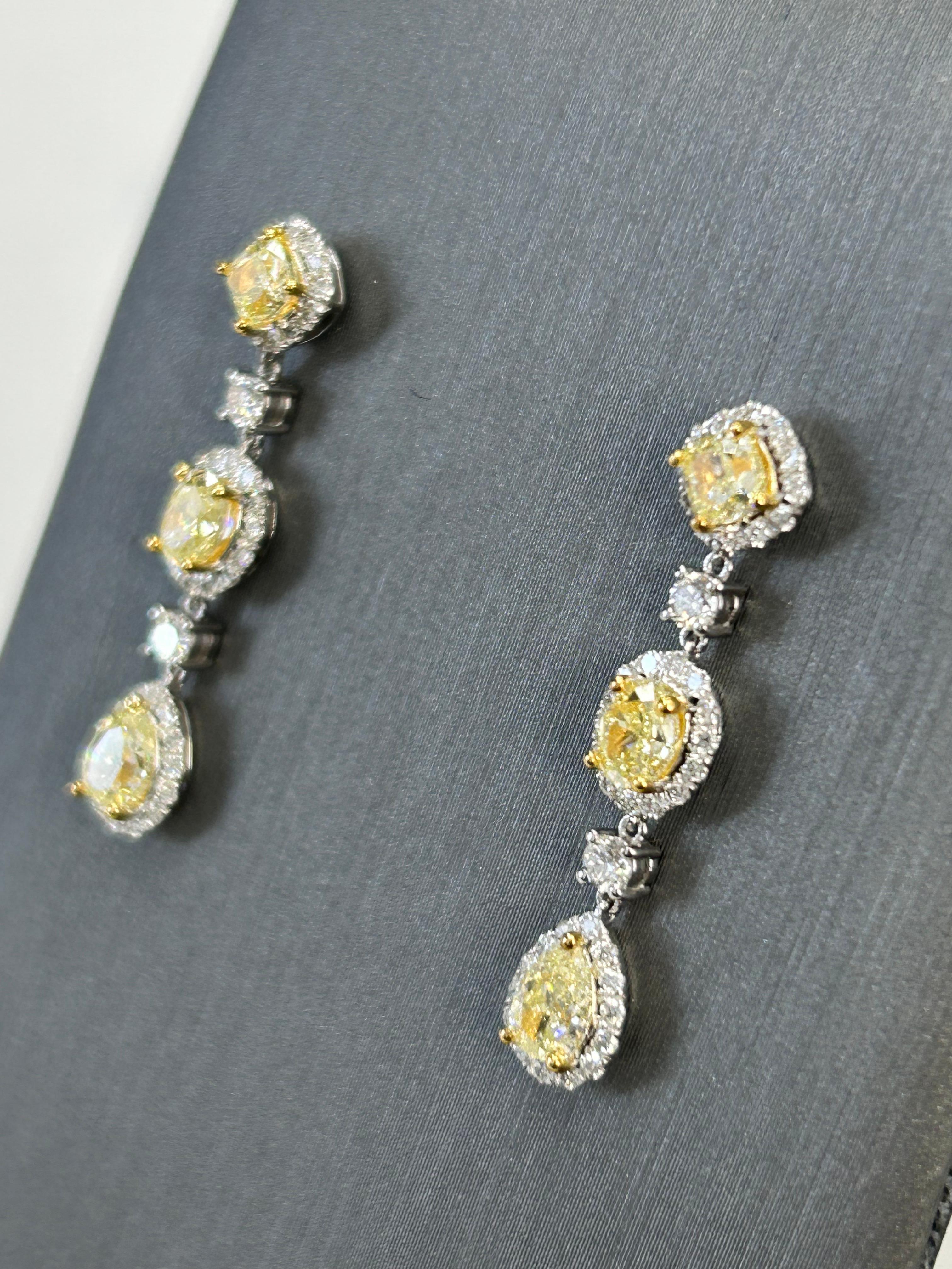Ces Luscious Lemon™️ Dangle earrings (boucles d'oreilles pendantes) ont 3 formes différentes : Coussin, Ovale, et Poire avec un magnifique halo blanc melee pour élever la bonté jaune citron. Les boucles d'oreilles ont une valeur de 2,00 cts et sont