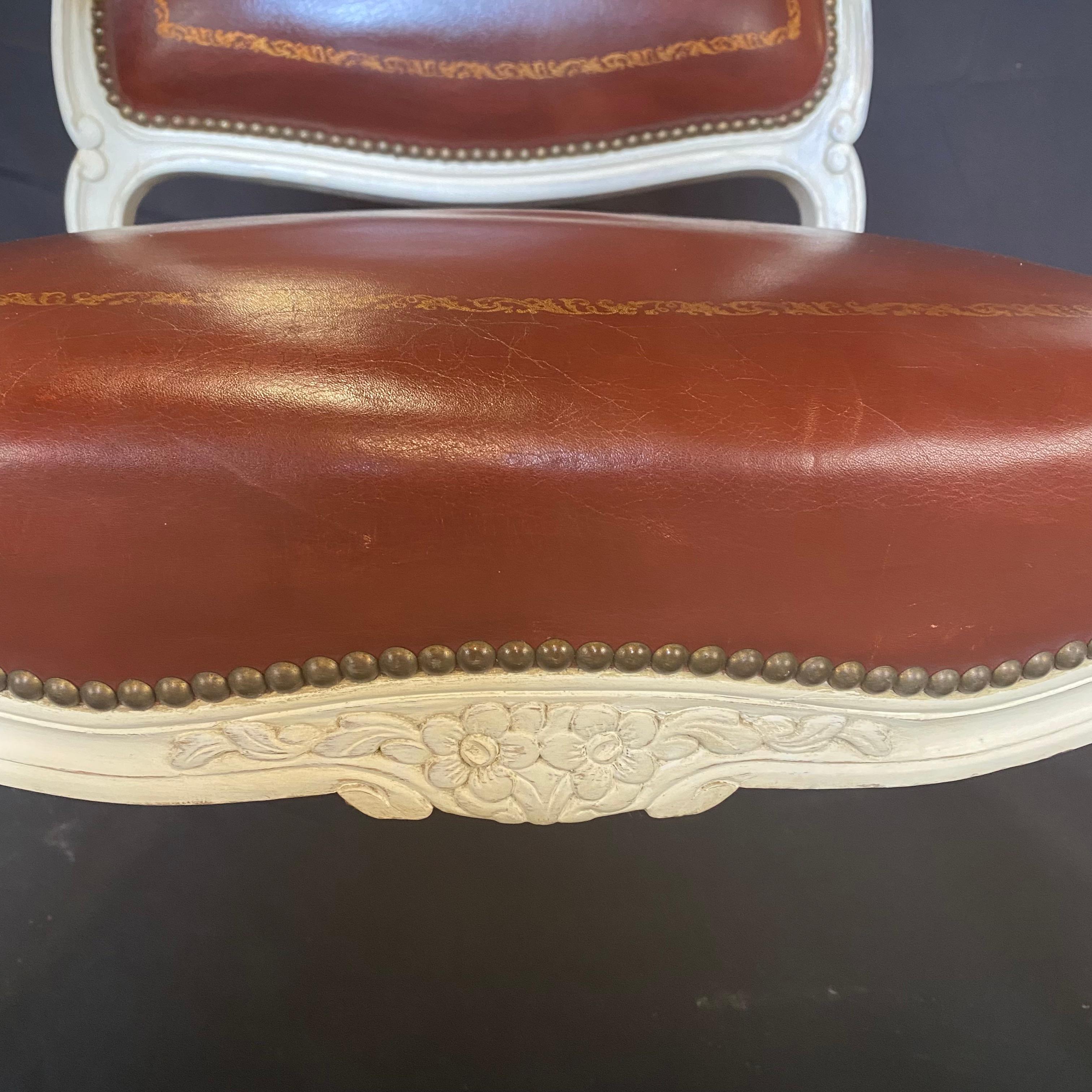 Magnifique paire de fauteuils français en cuir caramel et bois sculpté blanc en vente 3