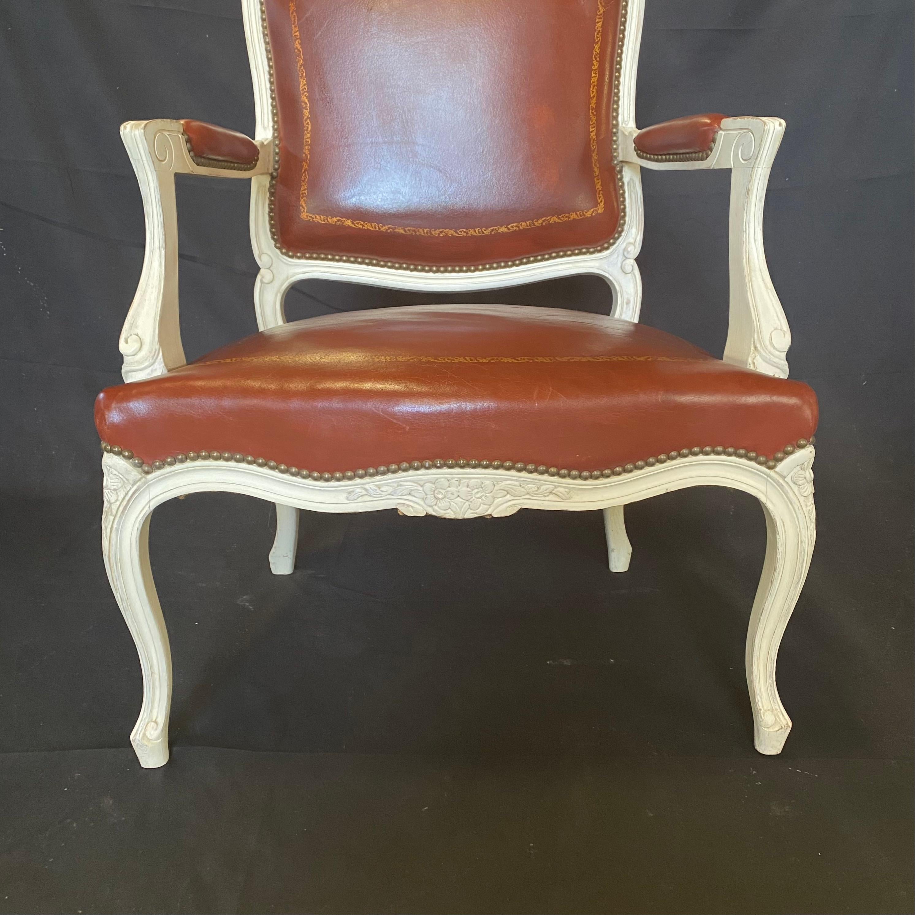 Schlankes Paar französischer Sessel aus Karamellleder und weißem geschnitztem Holz im Angebot 6