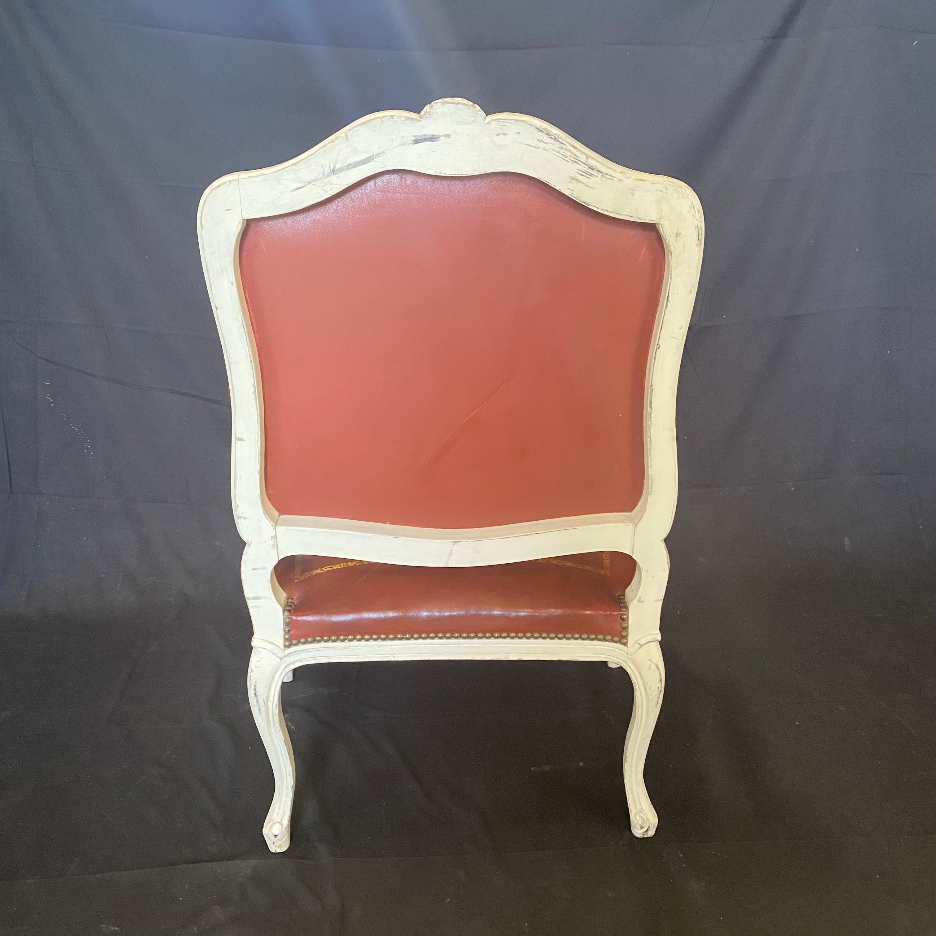 Schlankes Paar französischer Sessel aus Karamellleder und weißem geschnitztem Holz im Angebot 7