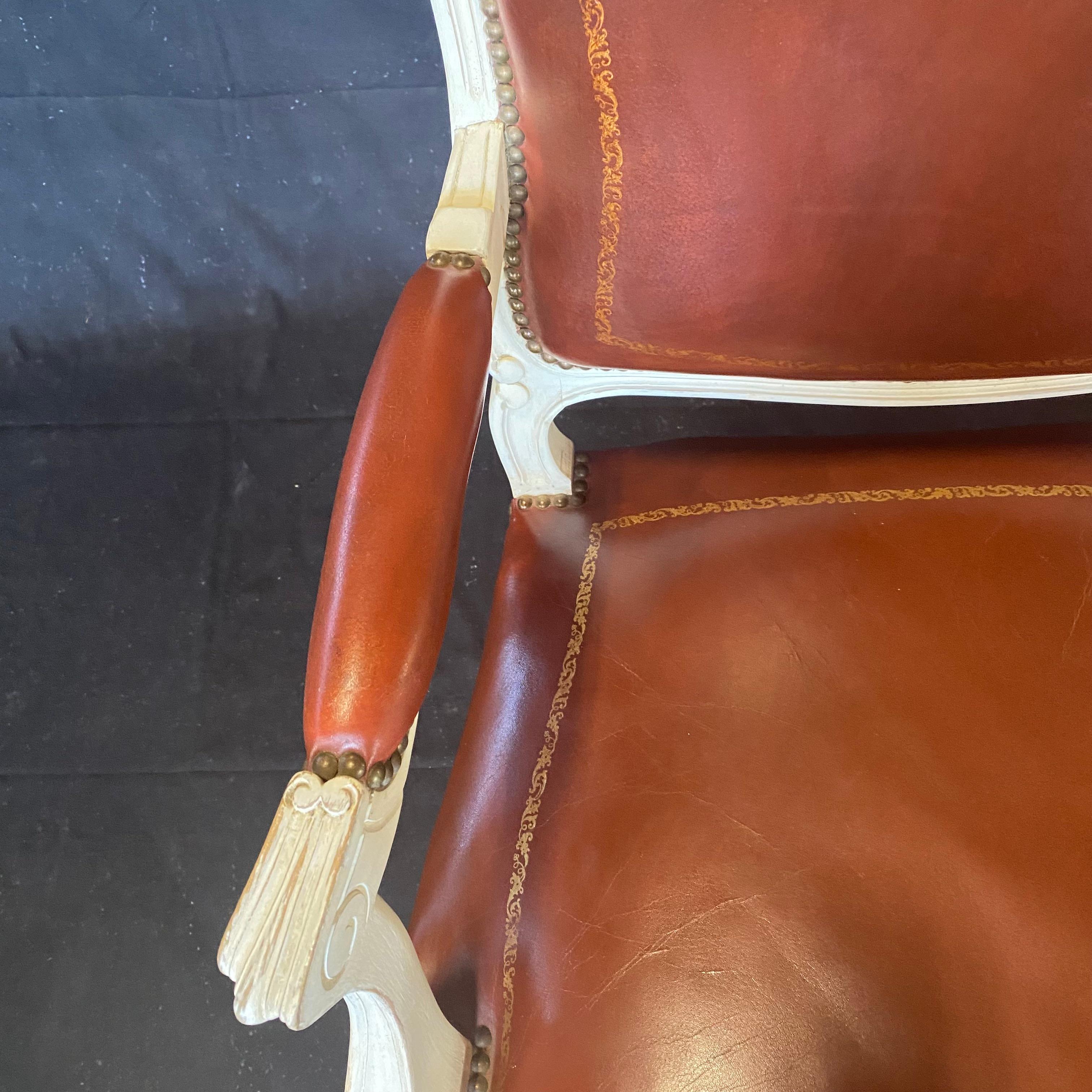 Magnifique paire de fauteuils français en cuir caramel et bois sculpté blanc en vente 8