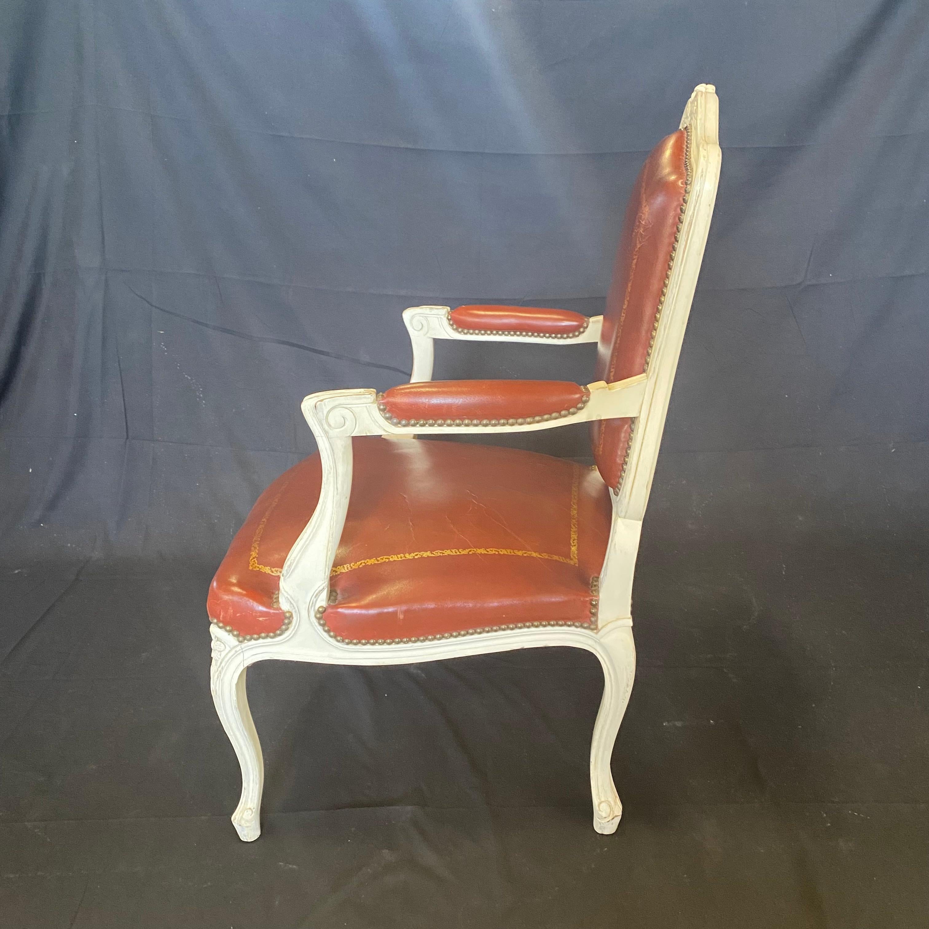 Schlankes Paar französischer Sessel aus Karamellleder und weißem geschnitztem Holz (Louis XV.) im Angebot