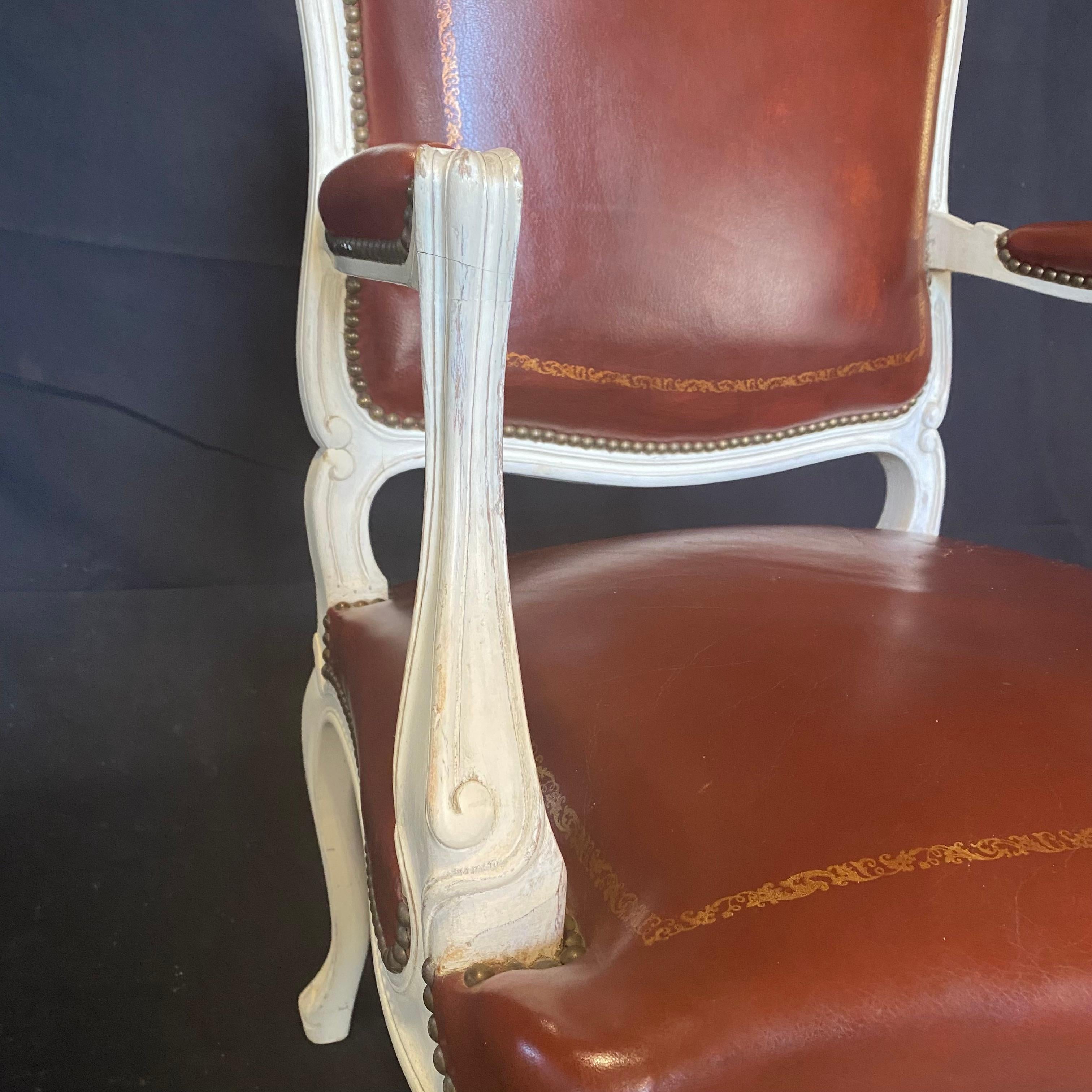 Schlankes Paar französischer Sessel aus Karamellleder und weißem geschnitztem Holz im Zustand „Gut“ im Angebot in Hopewell, NJ