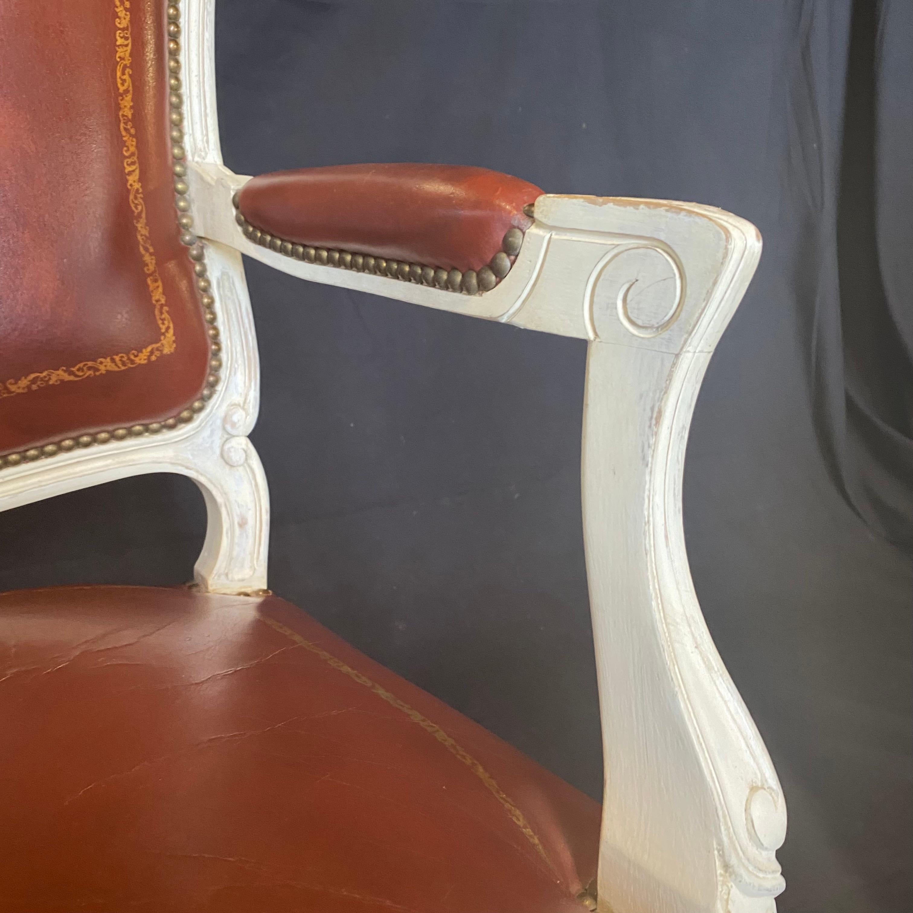 Schlankes Paar französischer Sessel aus Karamellleder und weißem geschnitztem Holz (Frühes 20. Jahrhundert) im Angebot