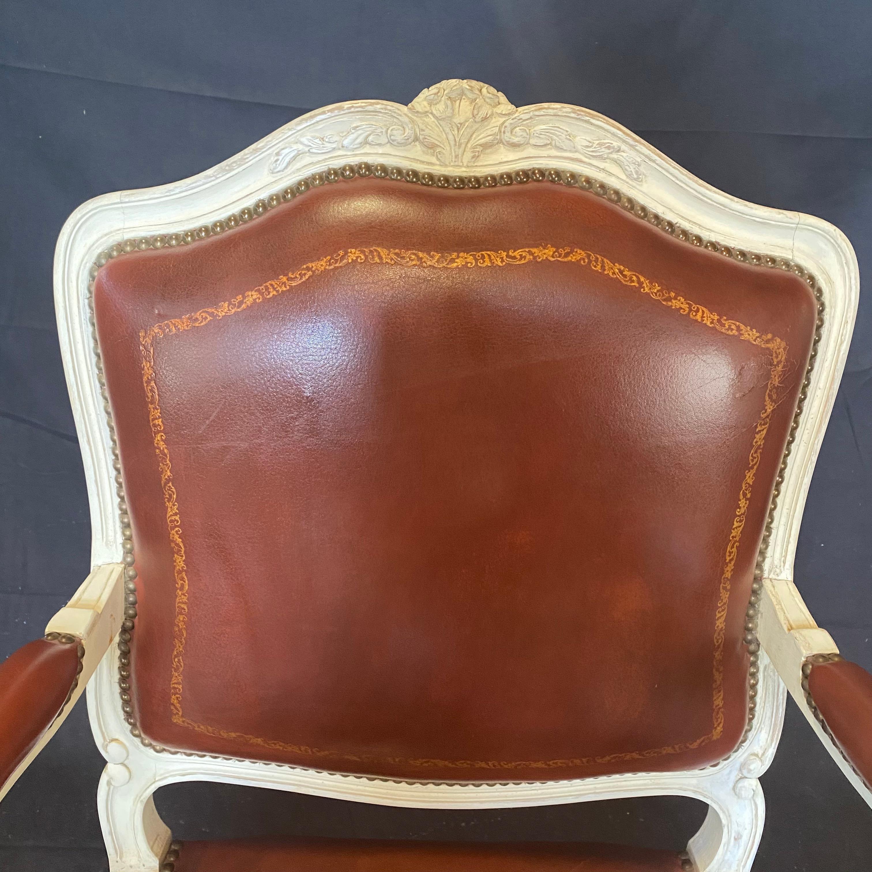 Schlankes Paar französischer Sessel aus Karamellleder und weißem geschnitztem Holz (Leder) im Angebot