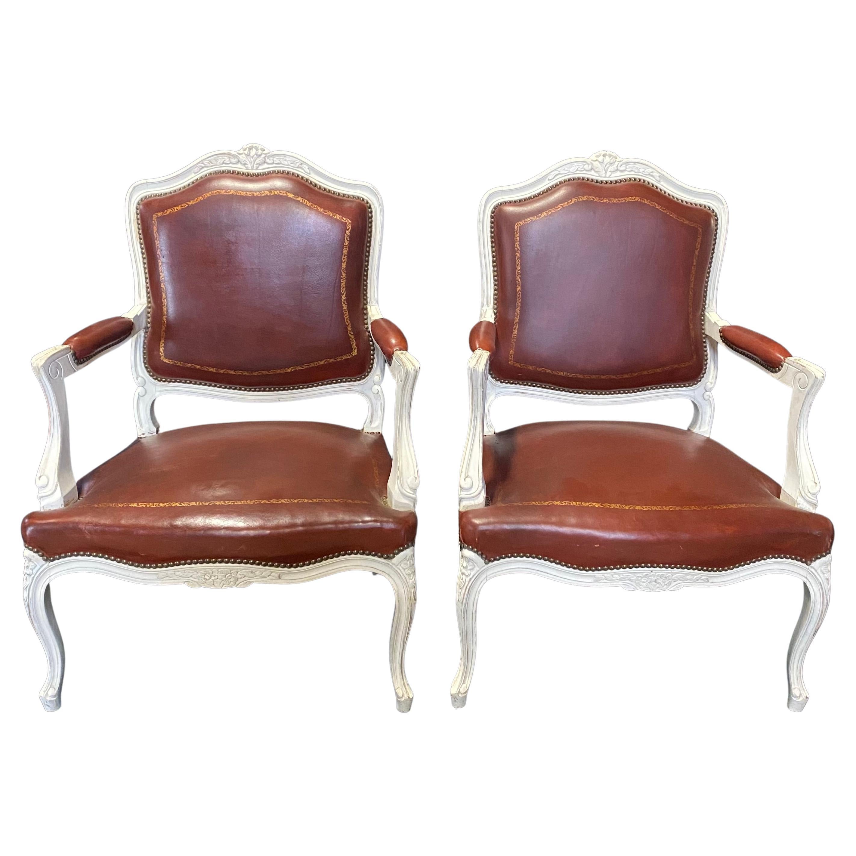 Magnifique paire de fauteuils français en cuir caramel et bois sculpté blanc