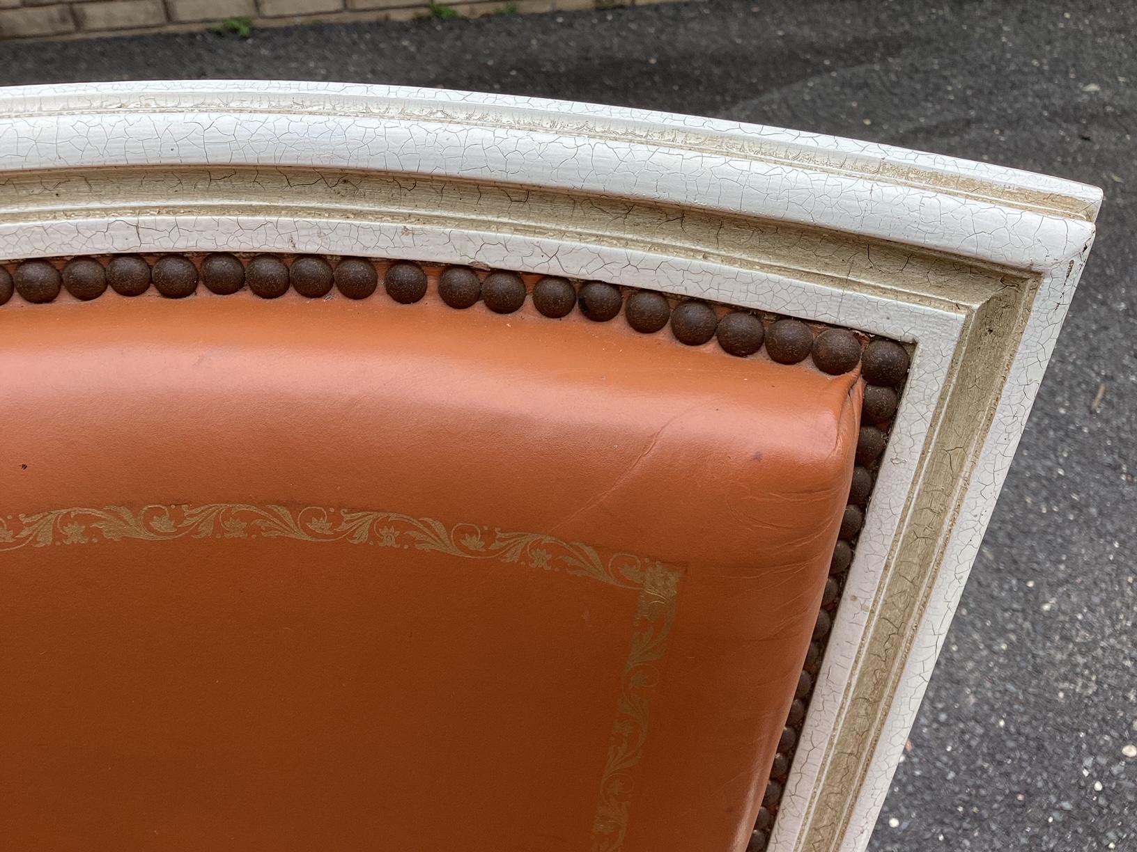 Milieu du XXe siècle Magnifique paire de fauteuils français peints de style Louis XVI en cuir caramel en vente