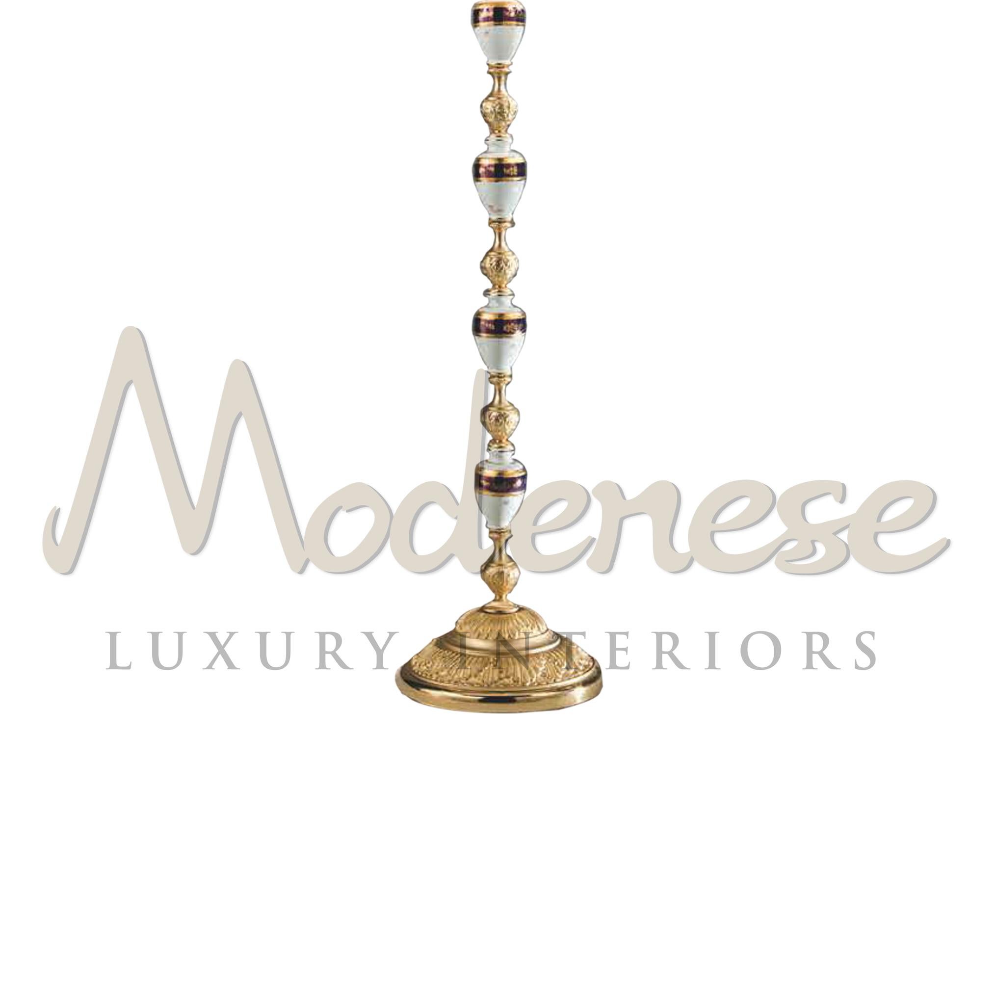 Die von Modenese Luxury Interiors zusammengestellten Porzellanelemente, die mit dem Lampenschirm abgestimmten Anhänger aus Scholer-Kristall und die in die 3-flammige Stehleuchte aus Kunstguss eingebettet sind, verleihen ihr einen eleganten Touch,