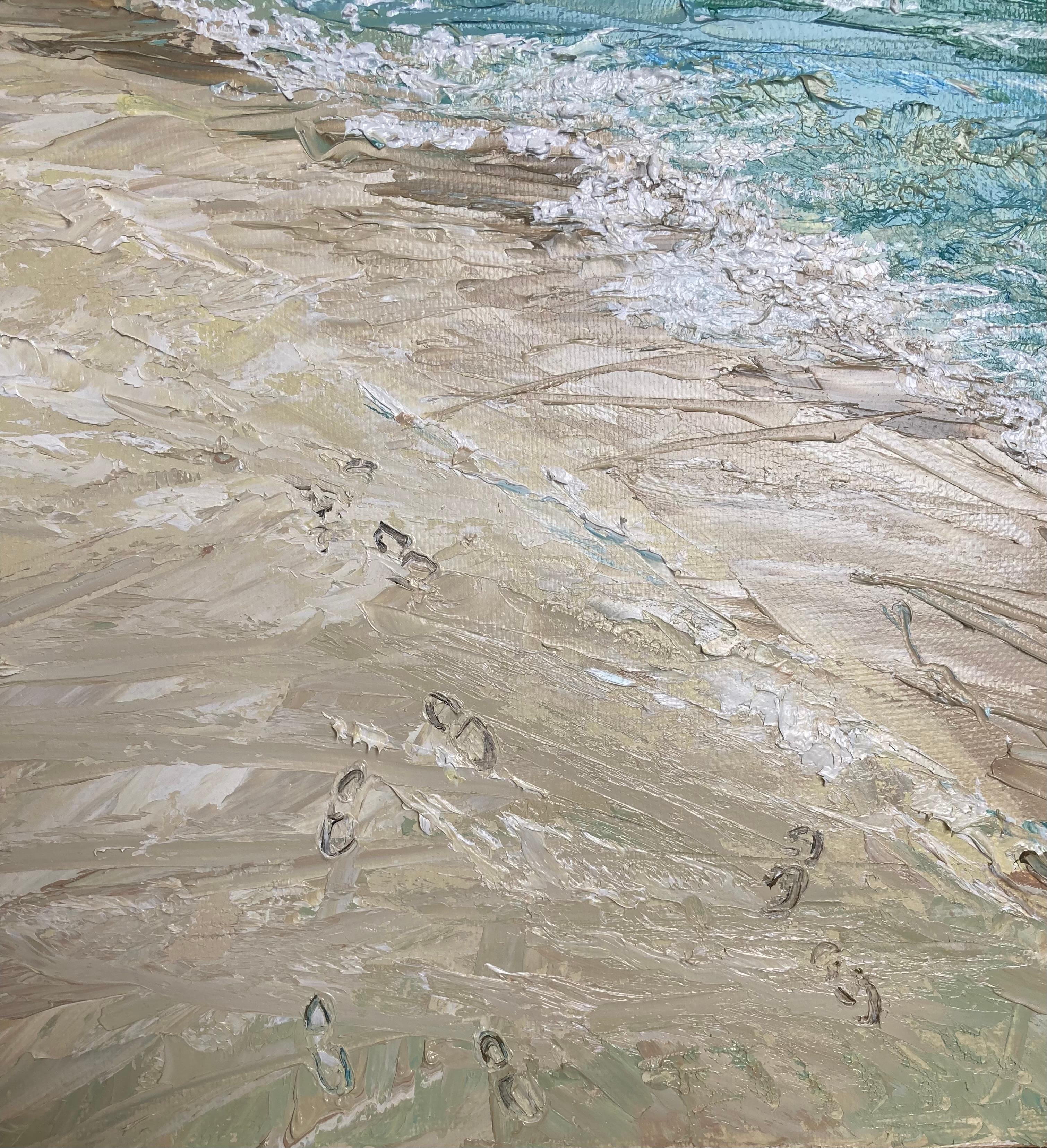 In diesem Gemälde habe ich das tiefe Blau des Meeres mit öligen Texturschichten eingefangen, die das sanfte Wechselspiel von Licht und Schatten unterstreichen. Der Himmel wirkt durch impressionistische Striche lebendig, während die Fußabdrücke im