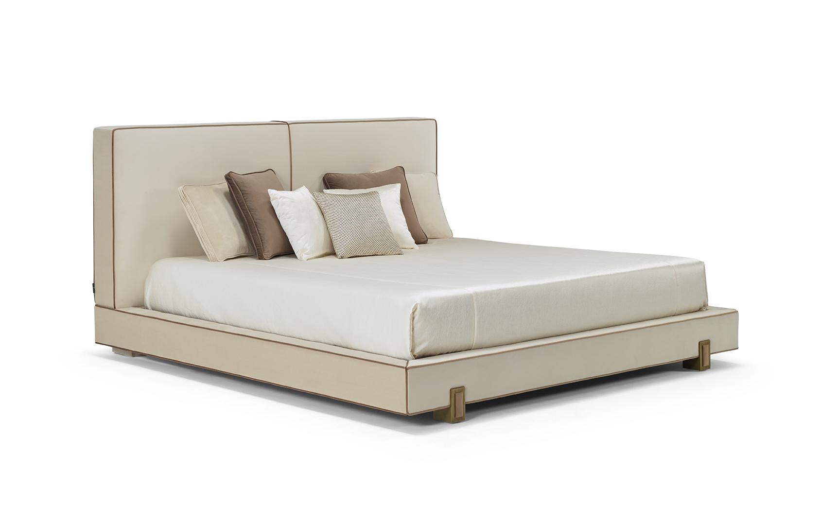 LUSO-Bett mit gepolstertem Kopfteil und Sockel aus antikem Messing und antiken Farbfüßen (Moderne) im Angebot