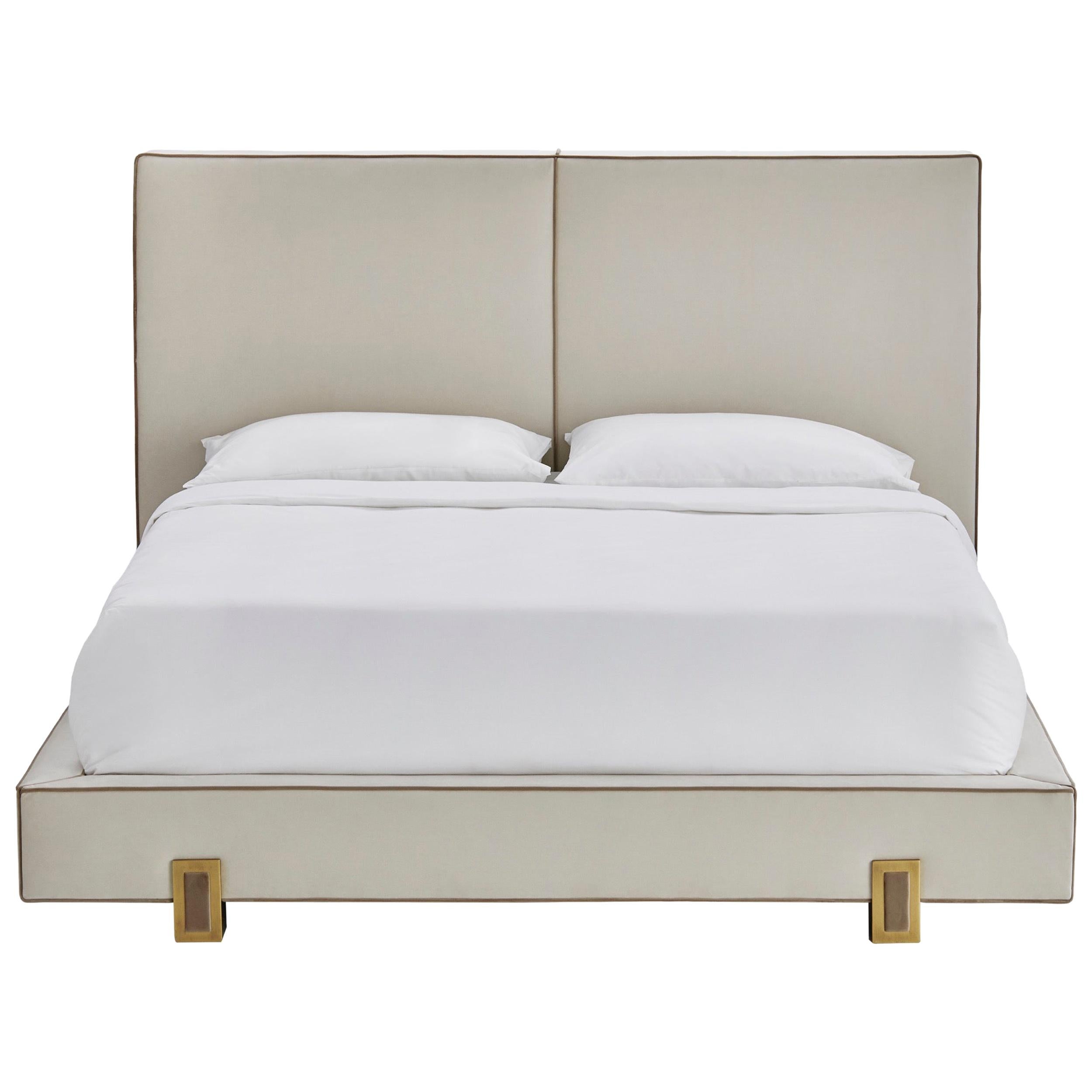 Cama LUSO con cabecero y base tapizados y pies color Latón Antiguo