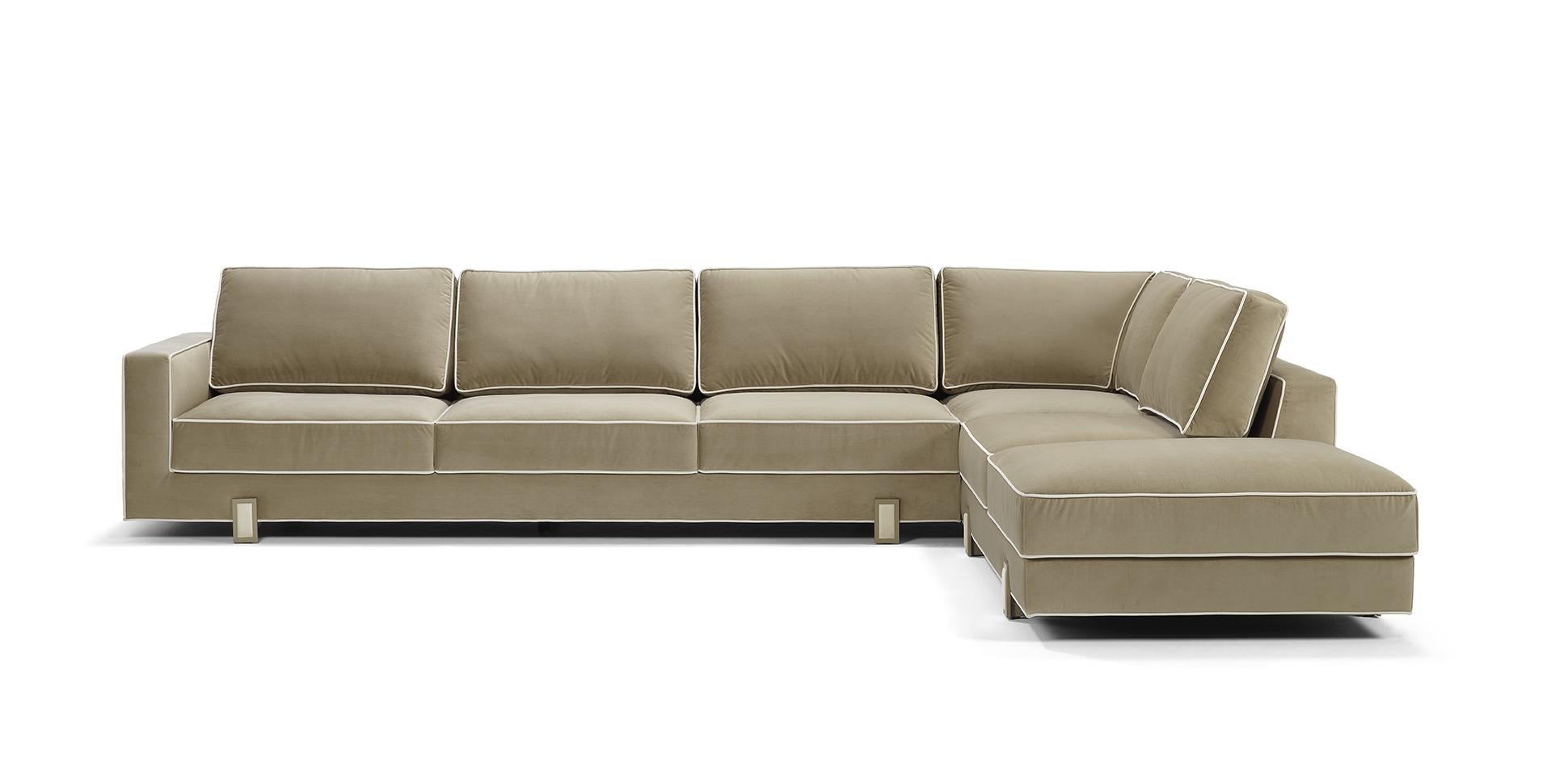 Le canapé d'angle LUSO est une pièce très délicate, avec des détails particuliers, conçue pour être utilisée au quotidien. Tapissé de deux tissus, avec un passepoil contrasté pour un résultat raffiné. Les pieds, de couleur laiton antique, ont un