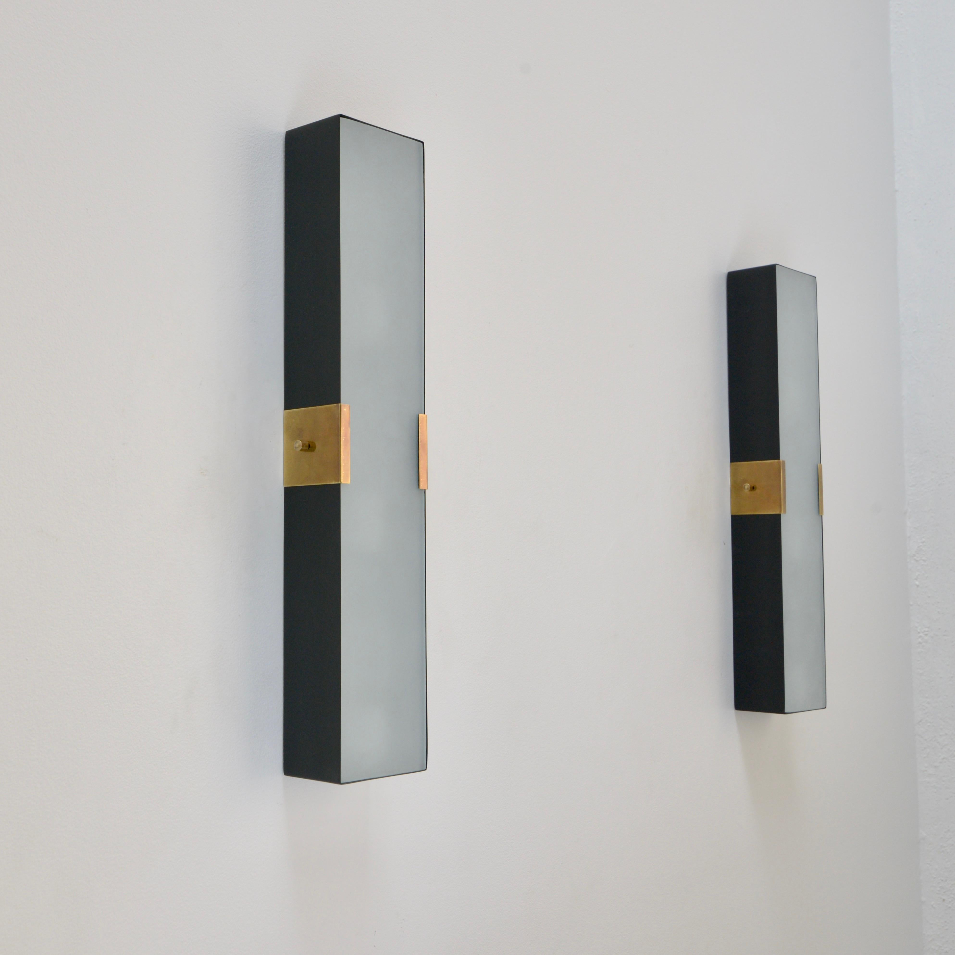 Mid-Century moderno LUsquare RT Sconce (blk, wt) in vendita