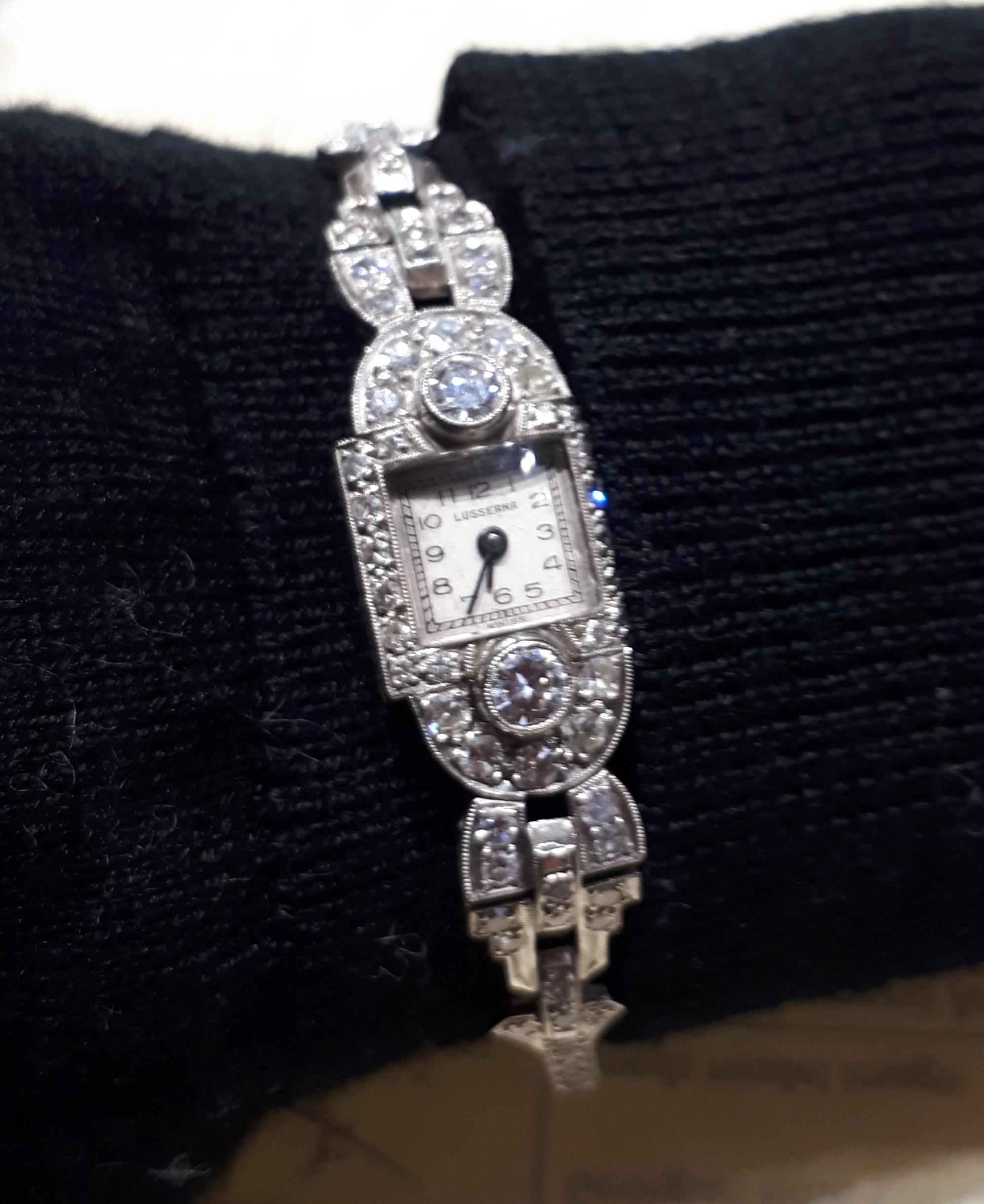 Taille ronde Montre-bracelet cocktail Art déco Lusserna en platine et diamants, vers 1930 en vente